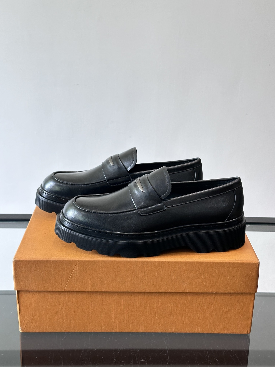 Tod'S/托德斯男士乐福鞋本款乐福鞋以雅致的进口头层牛皮革制成， 配以品牌logo横条装饰，外露手工缝