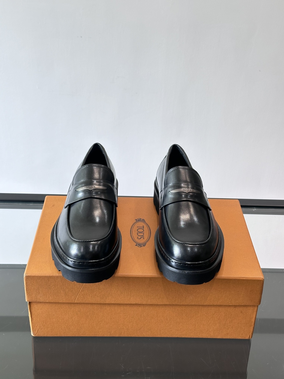 Tod'S/托德斯男士乐福鞋本款乐福鞋以雅致的进口头层牛皮革制成， 配以品牌logo横条装饰，外露手工缝