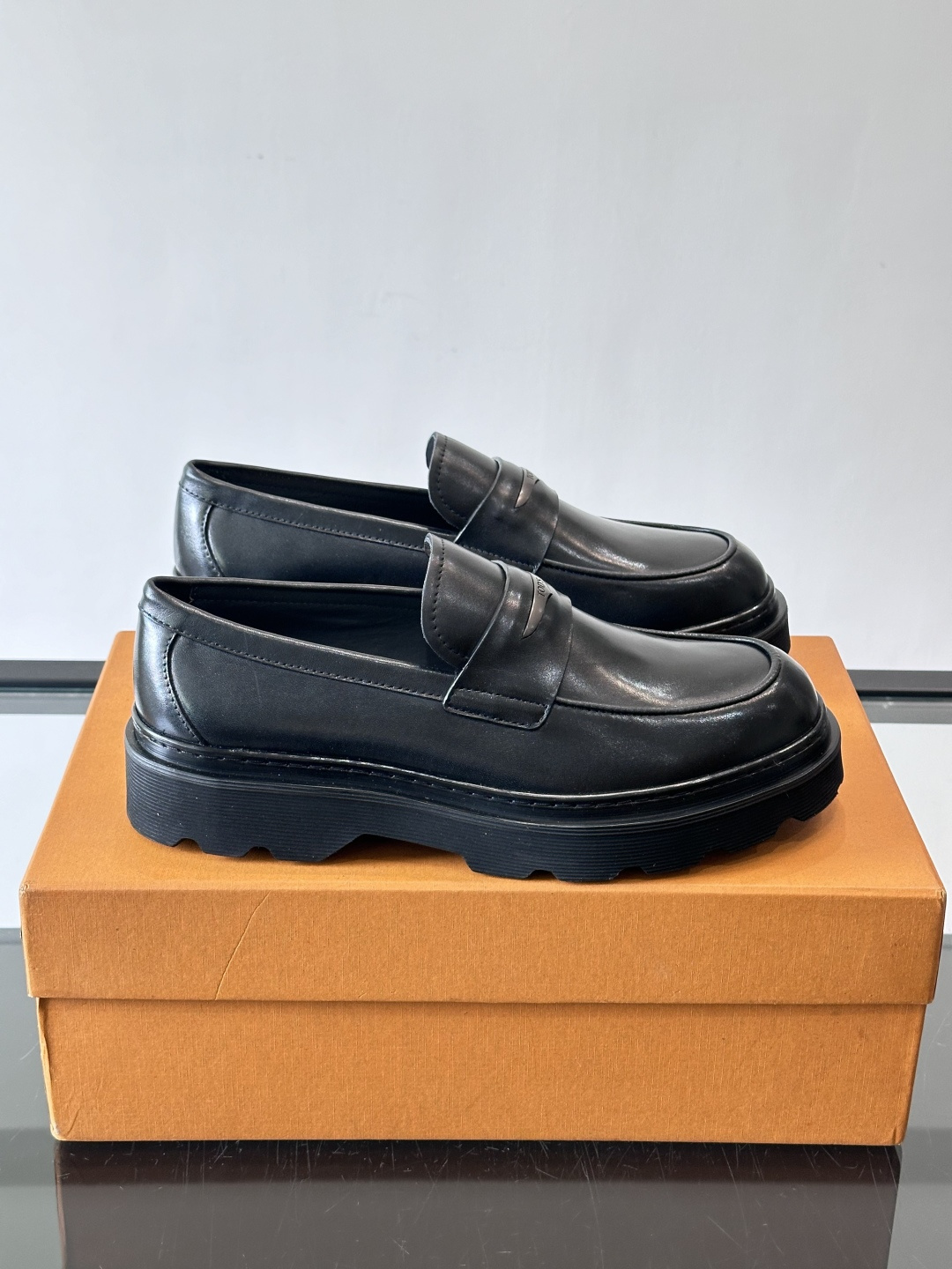 Tod'S/托德斯男士乐福鞋本款乐福鞋以雅致的进口头层牛皮革制成， 配以品牌logo横条装饰，外露手工缝