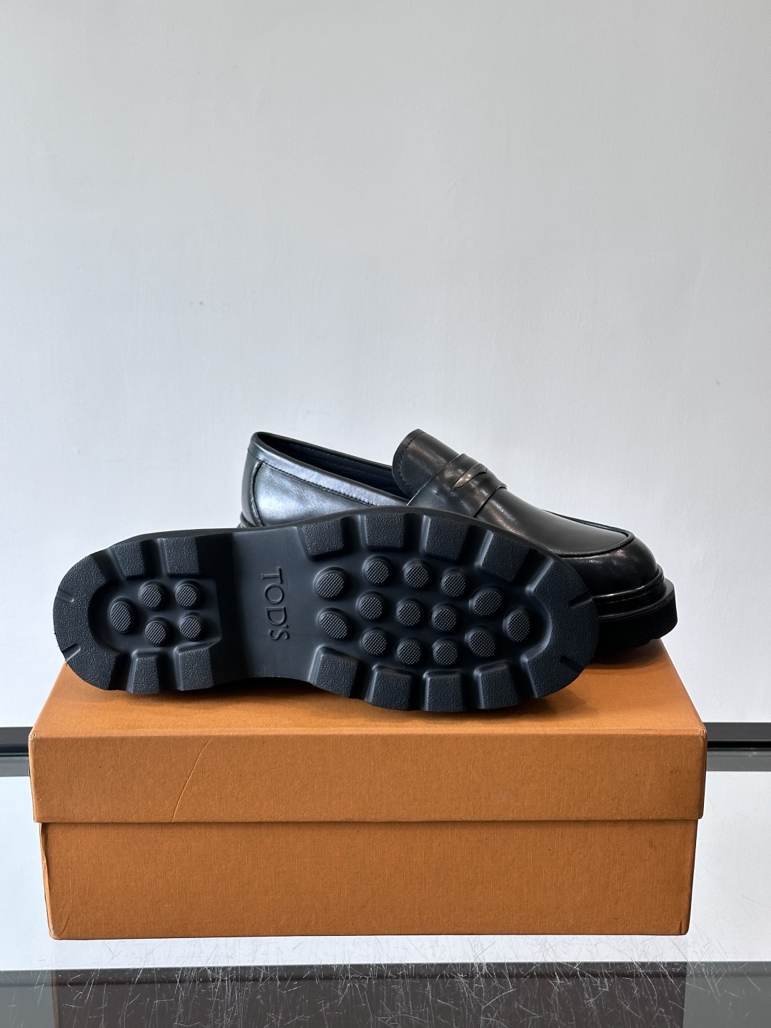 Tod'S/托德斯男士乐福鞋本款乐福鞋以雅致的进口头层牛皮革制成， 配以品牌logo横条装饰，外露手工缝