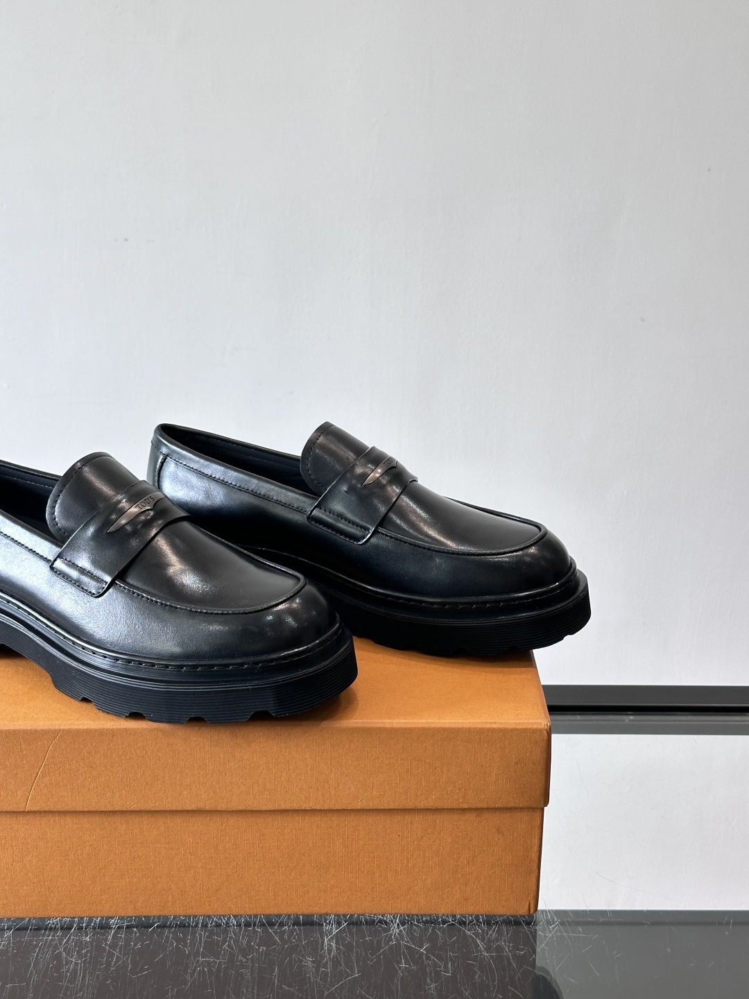 Tod'S/托德斯男士乐福鞋本款乐福鞋以雅致的进口头层牛皮革制成， 配以品牌logo横条装饰，外露手工缝