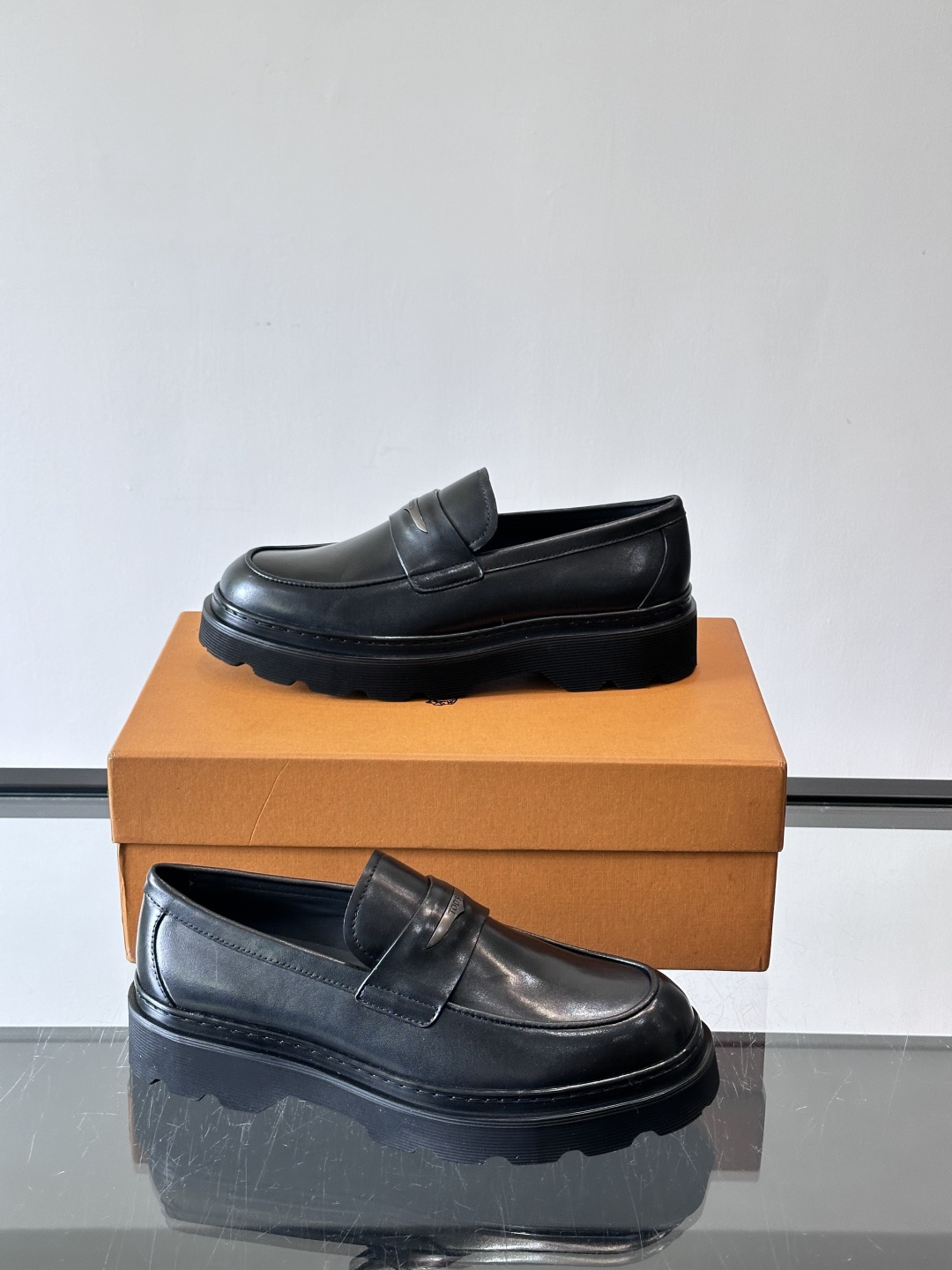 Tod'S/托德斯男士乐福鞋本款乐福鞋以雅致的进口头层牛皮革制成， 配以品牌logo横条装饰，外露手工缝