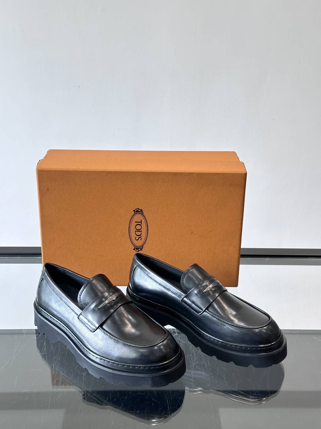 Tod'S/托德斯男士乐福鞋本款乐福鞋以雅致的进口头层牛皮革制成， 配以品牌logo横条装饰，外露手工缝