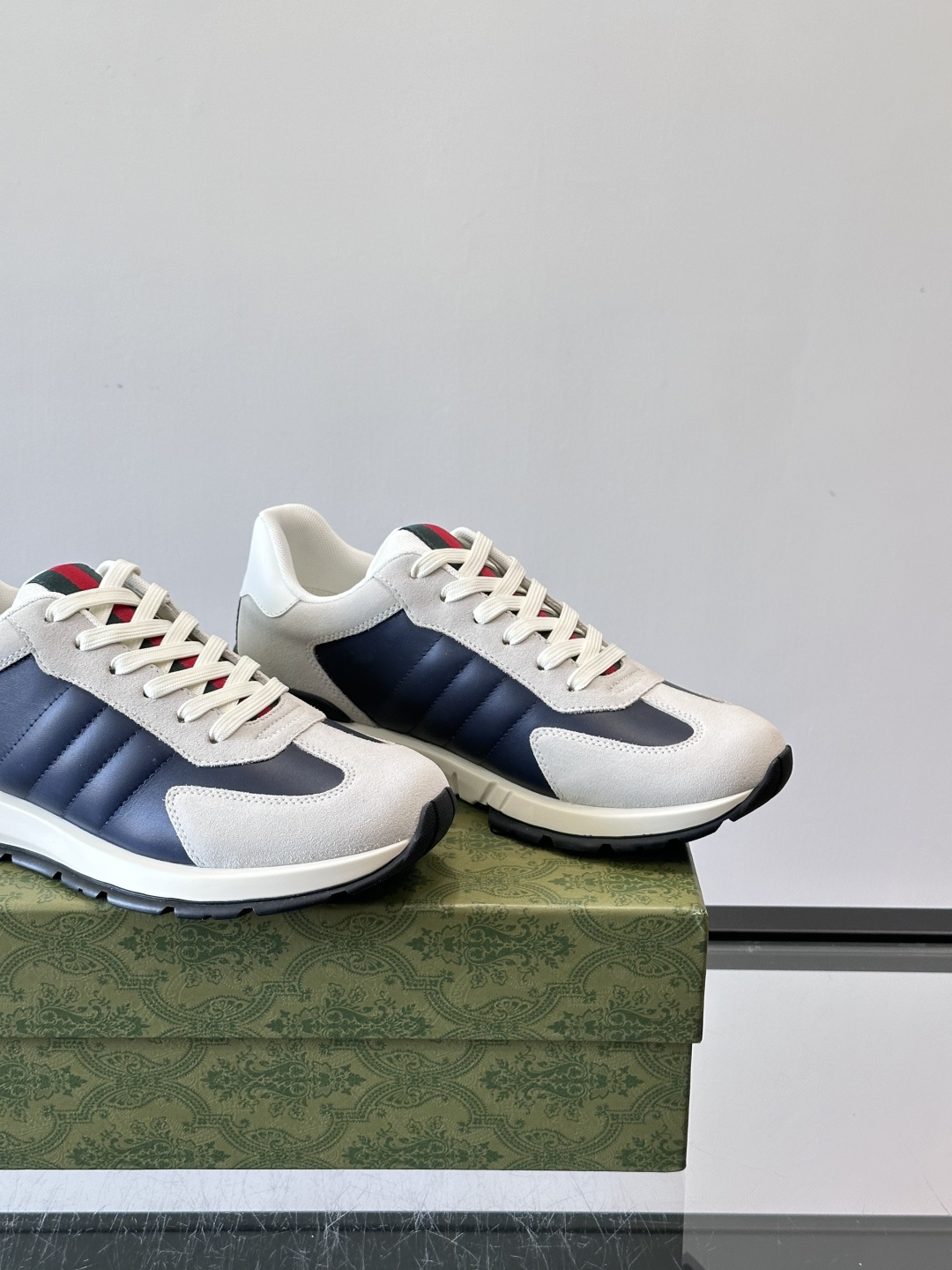 Gucci男士休闲鞋👟采用彩色拼接，点缀红色和绿色，复古又时髦！鞋面是牛皮革+织物，透气舒适，厚底设计有