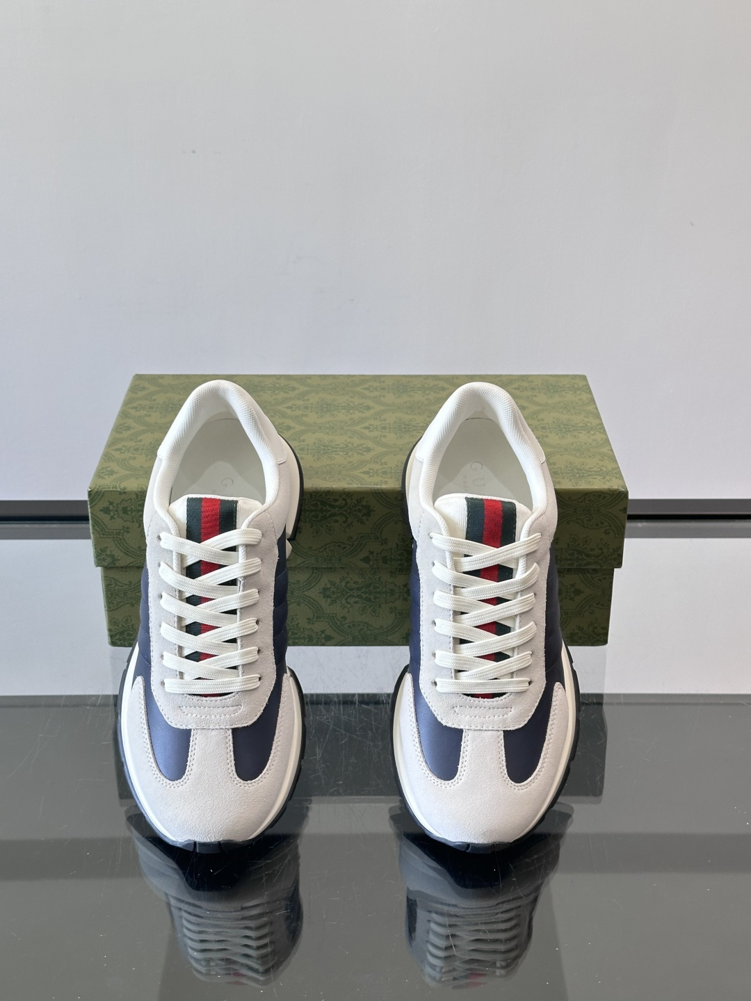 Gucci男士休闲鞋👟采用彩色拼接，点缀红色和绿色，复古又时髦！鞋面是牛皮革+织物，透气舒适，厚底设计有