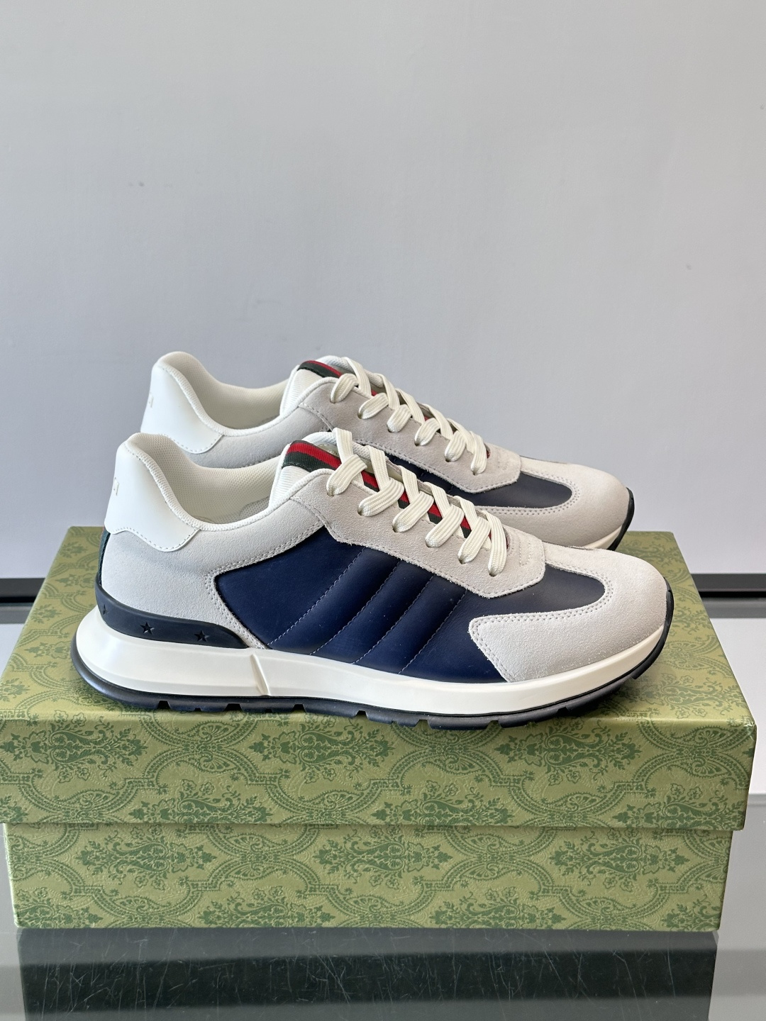 Gucci男士休闲鞋👟采用彩色拼接，点缀红色和绿色，复古又时髦！鞋面是牛皮革+织物，透气舒适，厚底设计有