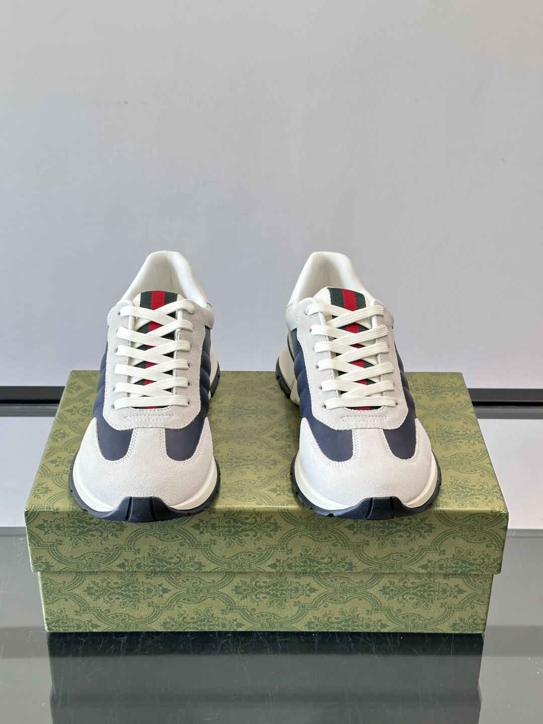 Gucci男士休闲鞋👟采用彩色拼接，点缀红色和绿色，复古又时髦！鞋面是牛皮革+织物，透气舒适，厚底设计有