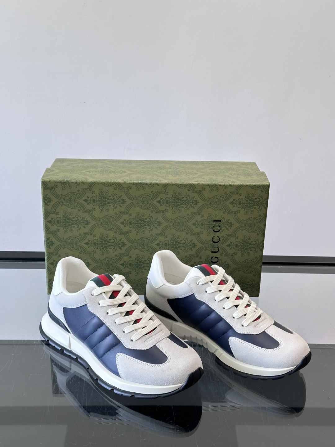 Gucci男士休闲鞋👟采用彩色拼接，点缀红色和绿色，复古又时髦！鞋面是牛皮革+织物，透气舒适，厚底设计有