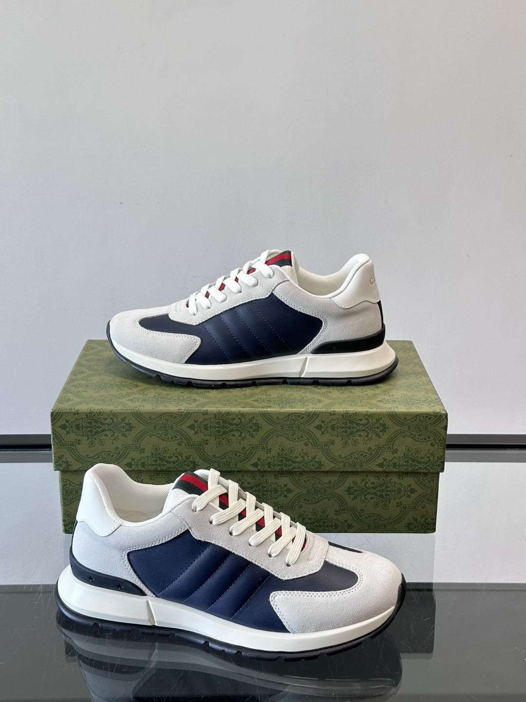 Gucci男士休闲鞋👟采用彩色拼接，点缀红色和绿色，复古又时髦！鞋面是牛皮革+织物，透气舒适，厚底设计有