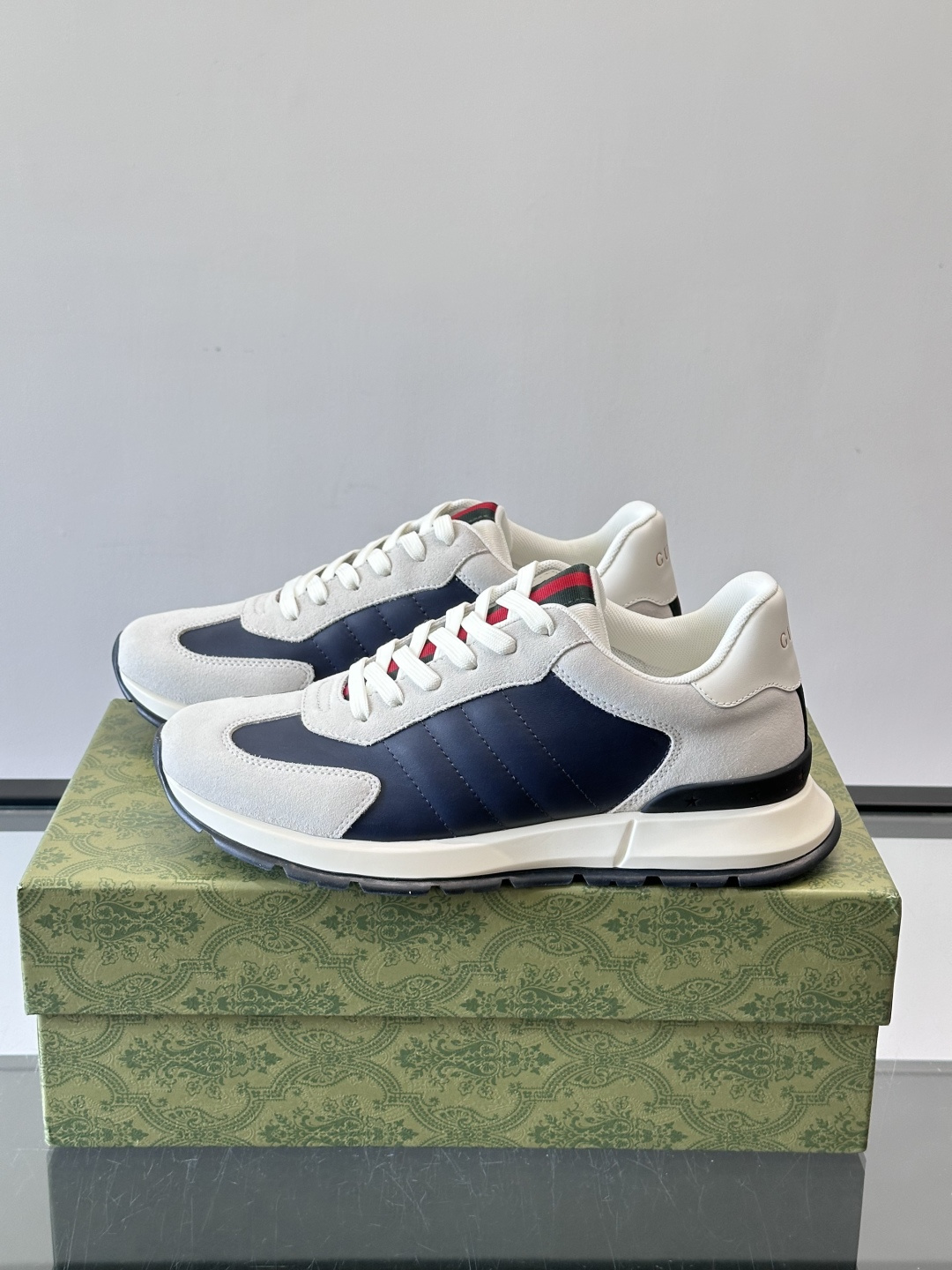 Gucci男士休闲鞋👟采用彩色拼接，点缀红色和绿色，复古又时髦！鞋面是牛皮革+织物，透气舒适，厚底设计有