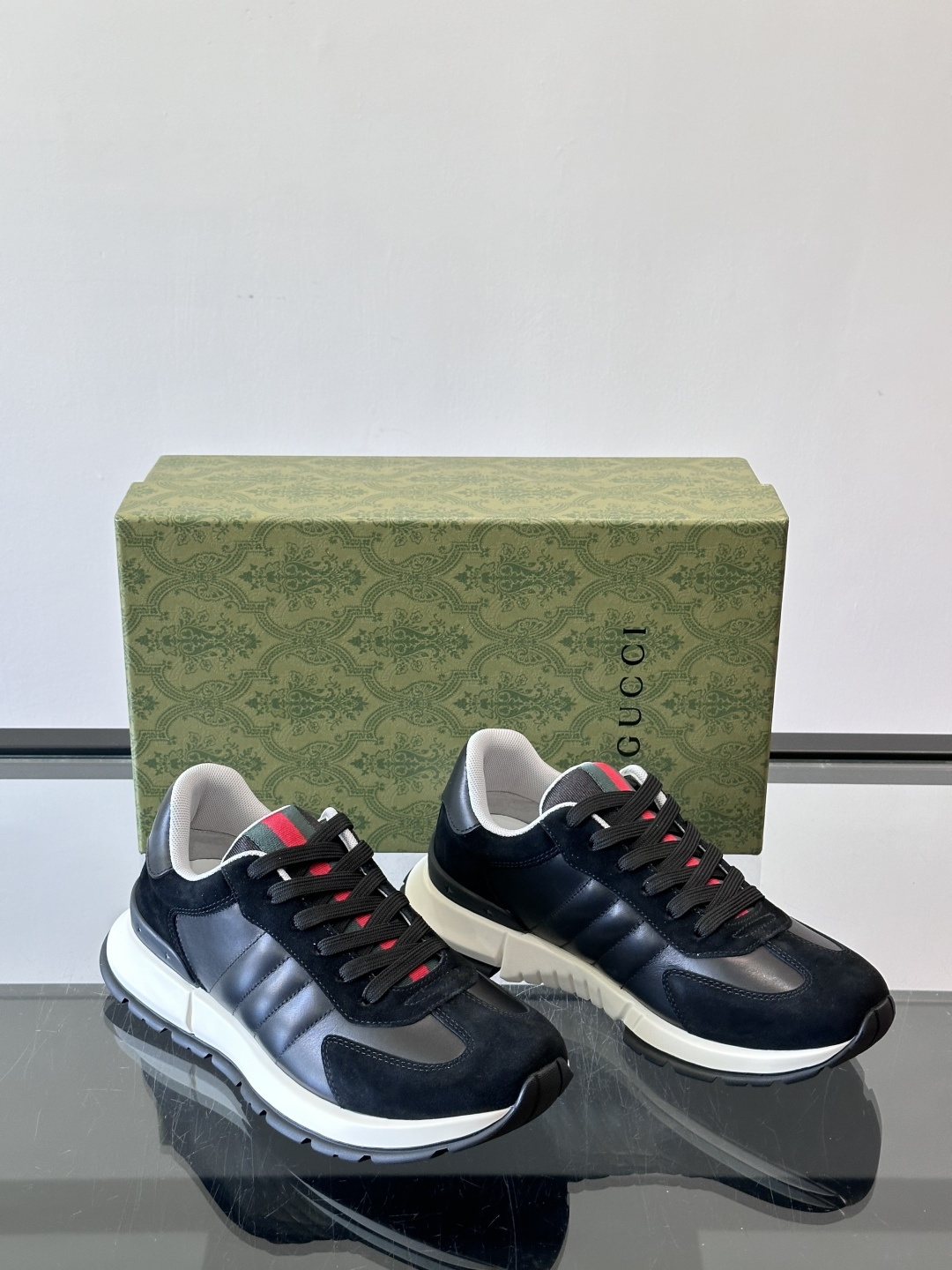 Gucci男士休闲鞋👟采用彩色拼接，点缀红色和绿色，复古又时髦！鞋面是牛皮革+织物，透气舒适，厚底设计有