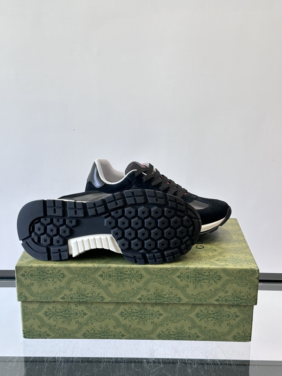 Gucci男士休闲鞋👟采用彩色拼接，点缀红色和绿色，复古又时髦！鞋面是牛皮革+织物，透气舒适，厚底设计有