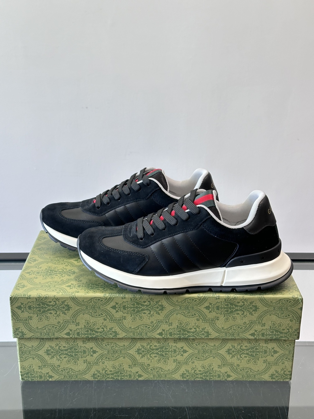 Gucci男士休闲鞋👟采用彩色拼接，点缀红色和绿色，复古又时髦！鞋面是牛皮革+织物，透气舒适，厚底设计有