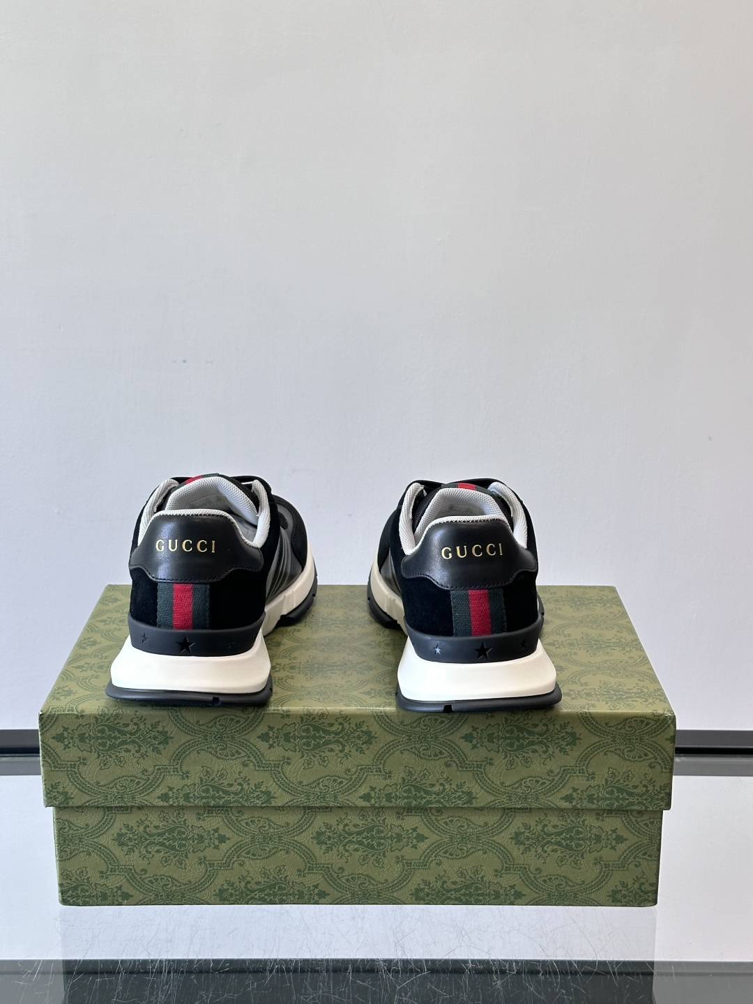 Gucci男士休闲鞋👟采用彩色拼接，点缀红色和绿色，复古又时髦！鞋面是牛皮革+织物，透气舒适，厚底设计有