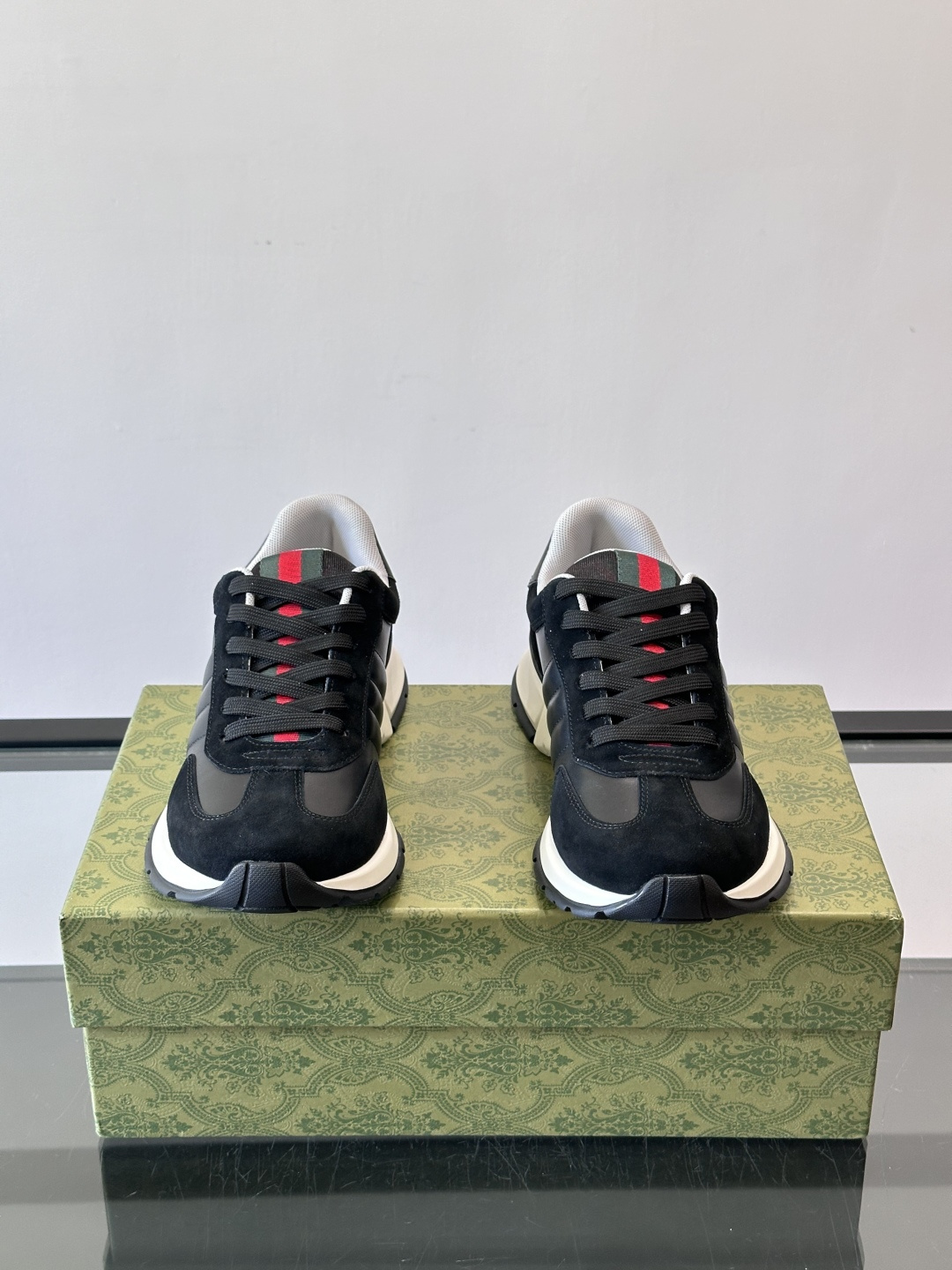 Gucci男士休闲鞋👟采用彩色拼接，点缀红色和绿色，复古又时髦！鞋面是牛皮革+织物，透气舒适，厚底设计有