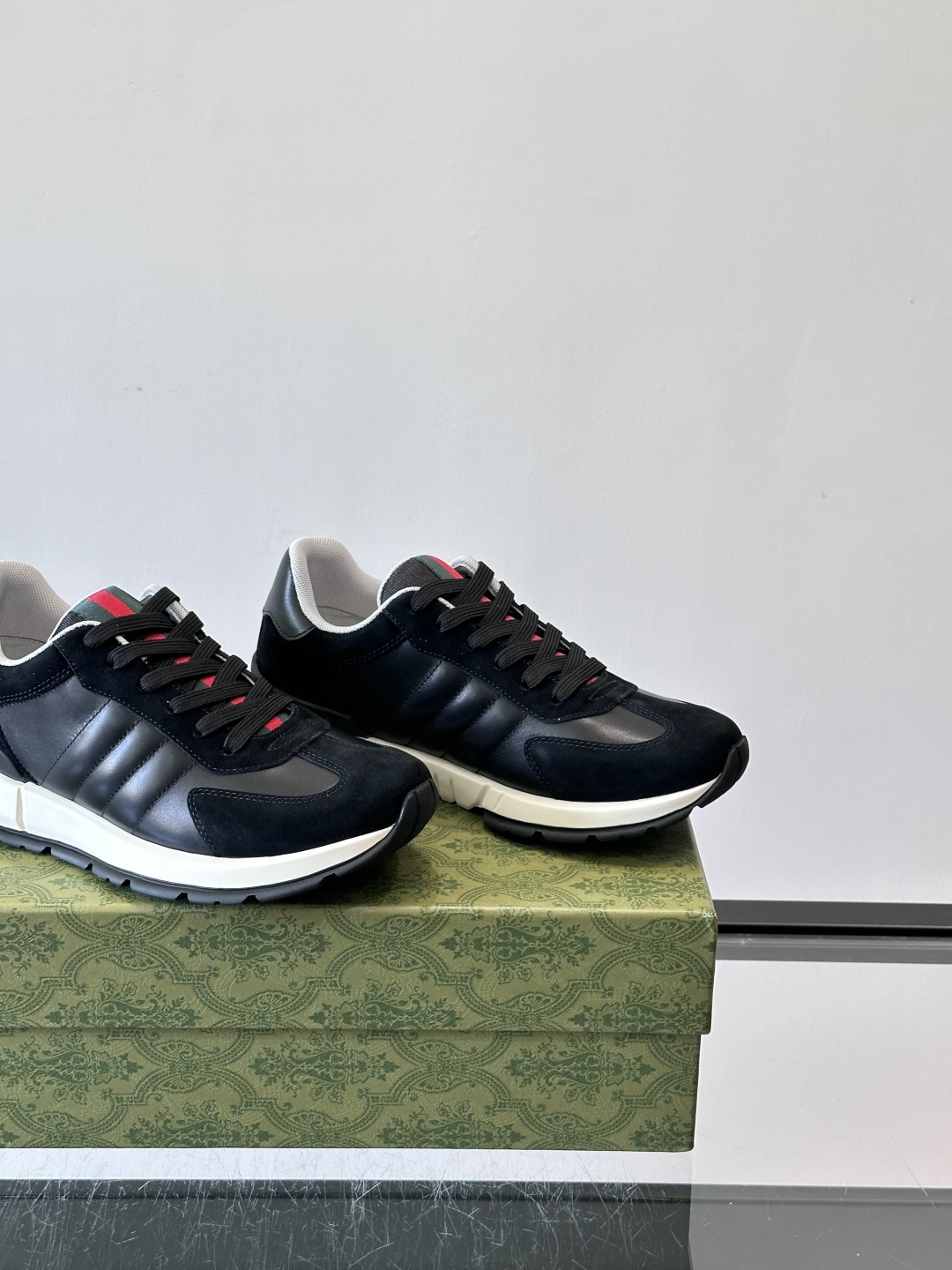 Gucci男士休闲鞋👟采用彩色拼接，点缀红色和绿色，复古又时髦！鞋面是牛皮革+织物，透气舒适，厚底设计有