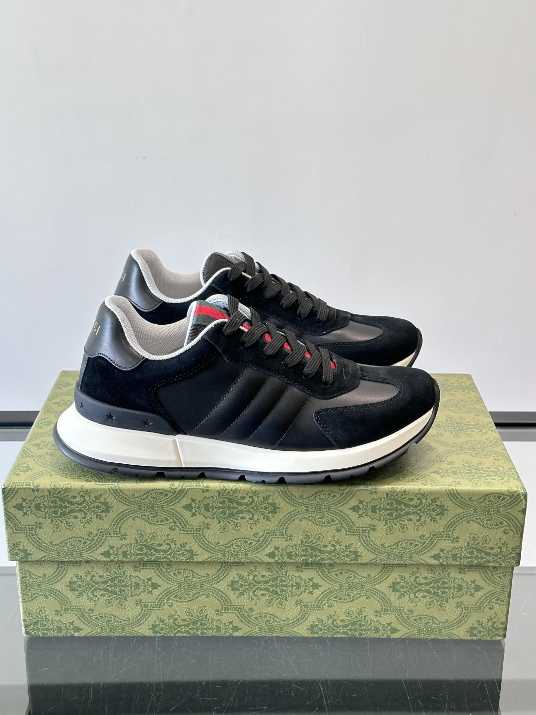 Gucci男士休闲鞋👟采用彩色拼接，点缀红色和绿色，复古又时髦！鞋面是牛皮革+织物，透气舒适，厚底设计有