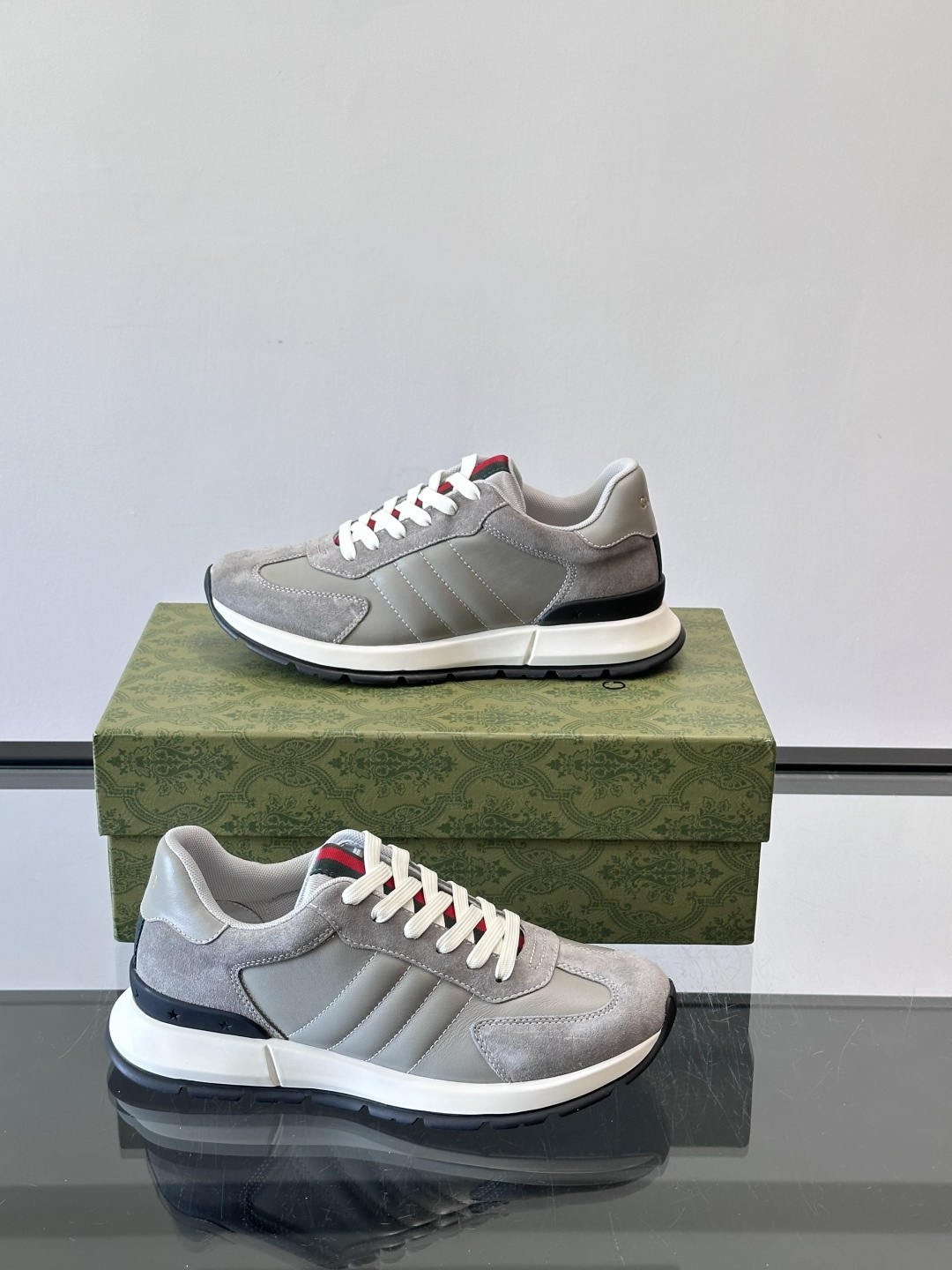 Gucci男士休闲鞋👟采用彩色拼接，点缀红色和绿色，复古又时髦！鞋面是牛皮革+织物，透气舒适，厚底设计有