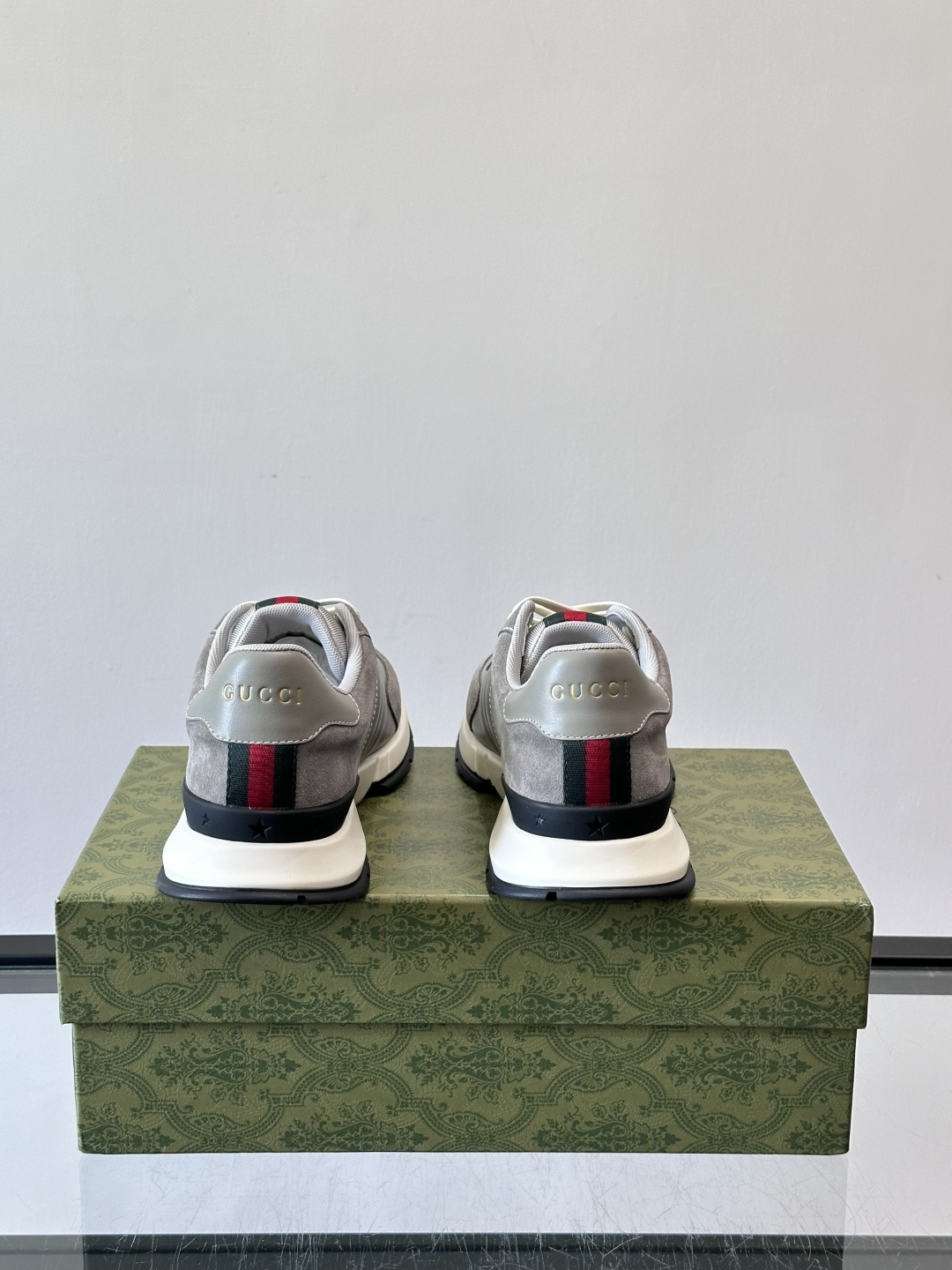 Gucci男士休闲鞋👟采用彩色拼接，点缀红色和绿色，复古又时髦！鞋面是牛皮革+织物，透气舒适，厚底设计有
