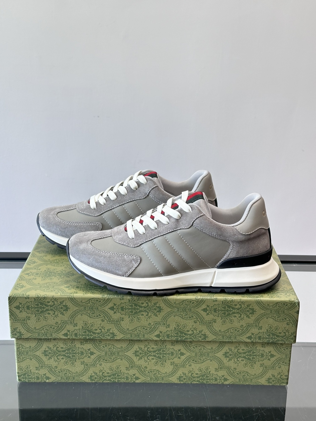 Gucci男士休闲鞋👟采用彩色拼接，点缀红色和绿色，复古又时髦！鞋面是牛皮革+织物，透气舒适，厚底设计有