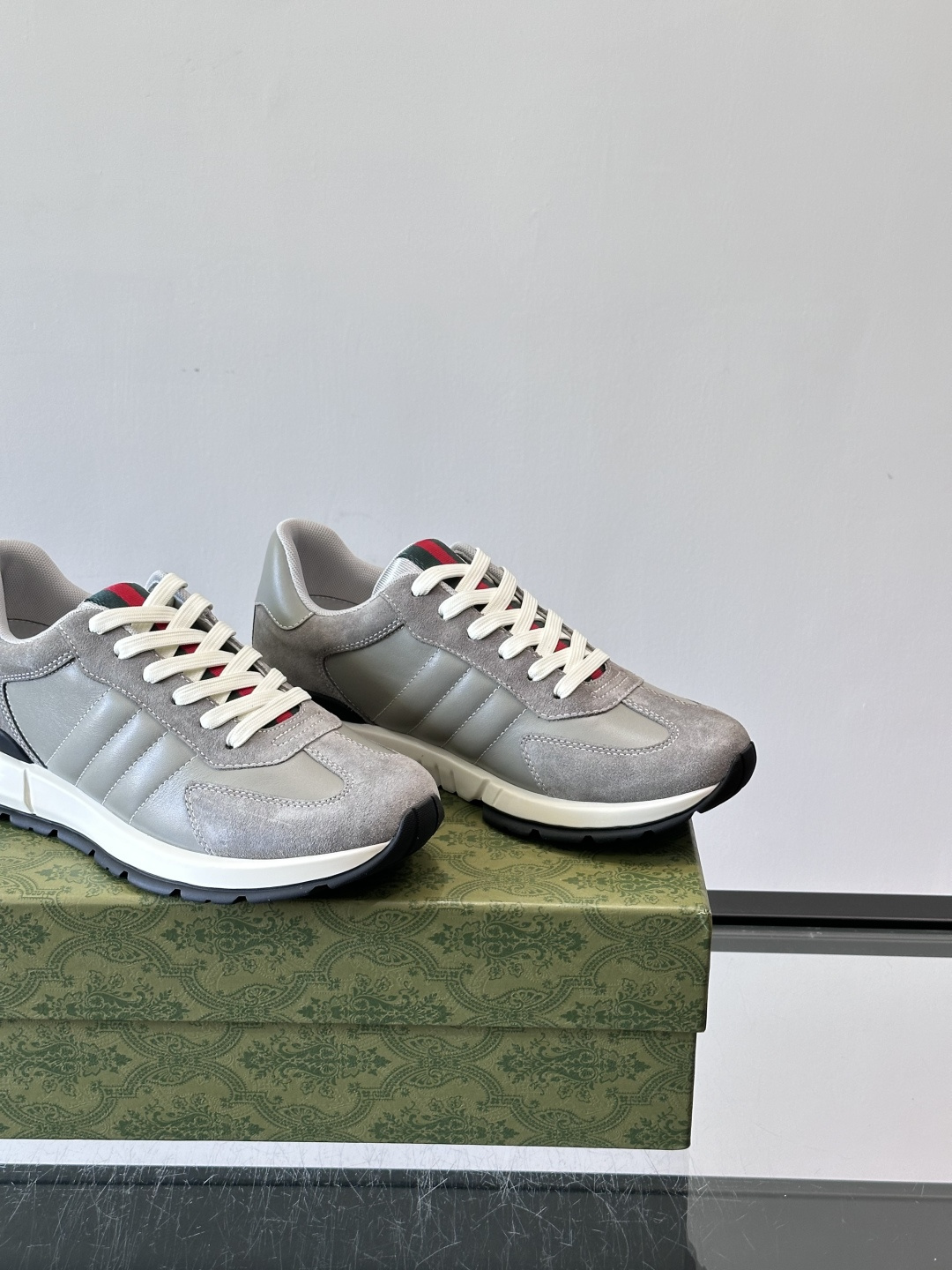 Gucci男士休闲鞋👟采用彩色拼接，点缀红色和绿色，复古又时髦！鞋面是牛皮革+织物，透气舒适，厚底设计有