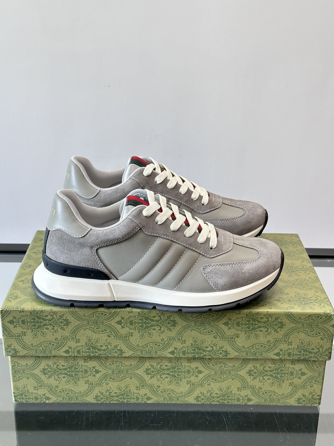 Gucci男士休闲鞋👟采用彩色拼接，点缀红色和绿色，复古又时髦！鞋面是牛皮革+织物，透气舒适，厚底设计有