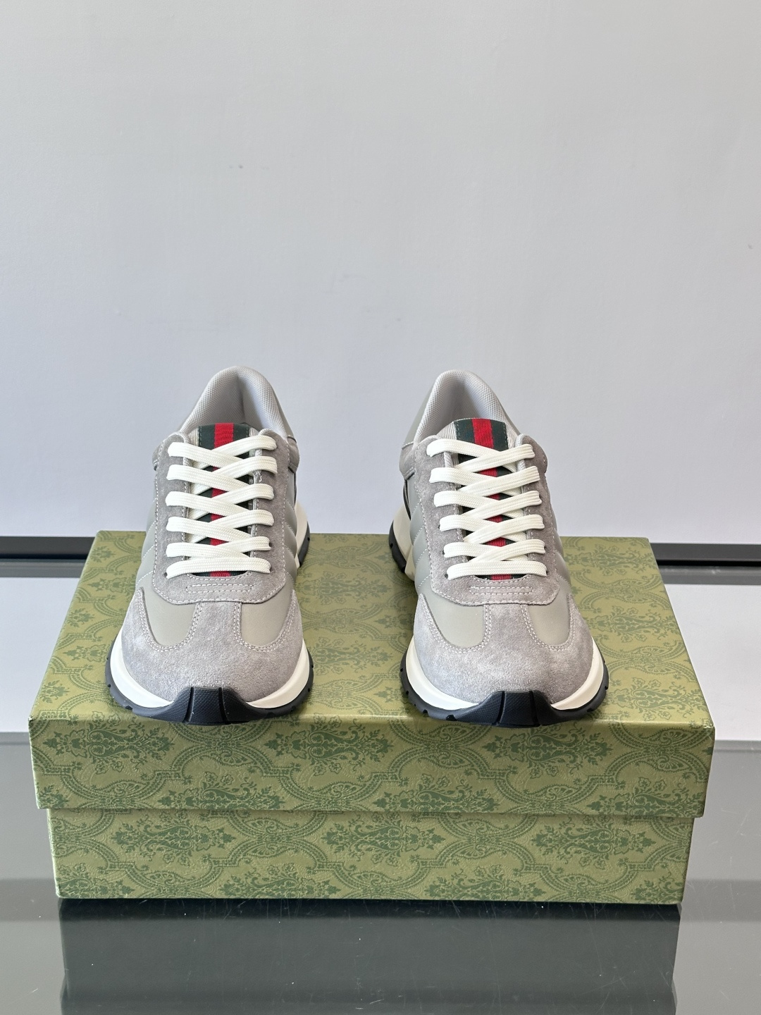 Gucci男士休闲鞋👟采用彩色拼接，点缀红色和绿色，复古又时髦！鞋面是牛皮革+织物，透气舒适，厚底设计有