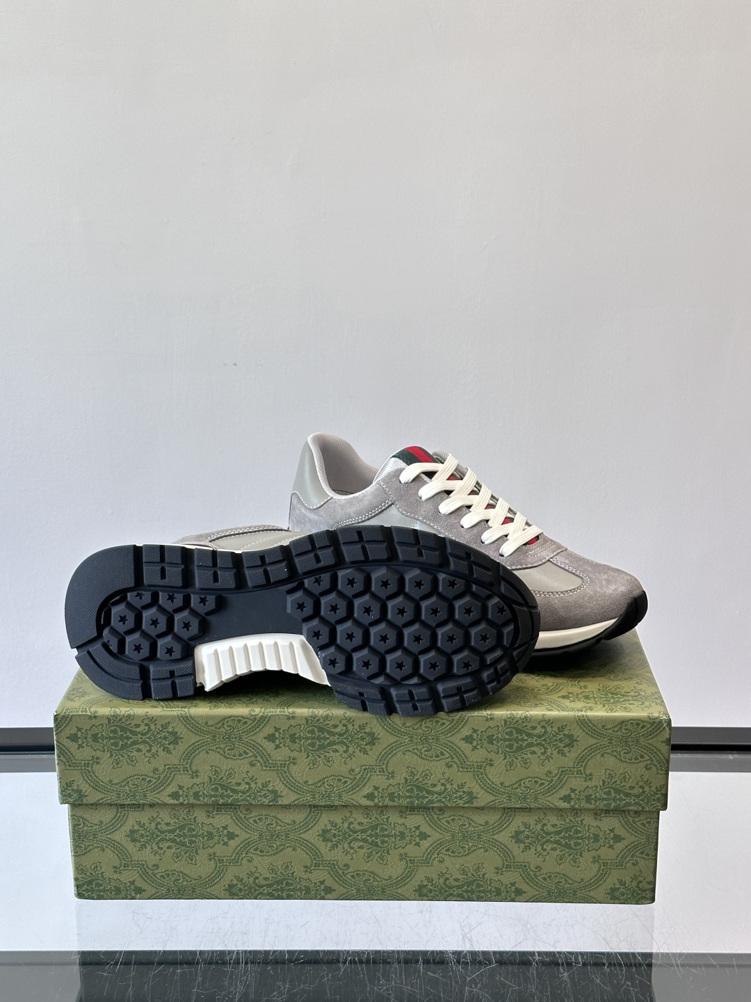 Gucci男士休闲鞋👟采用彩色拼接，点缀红色和绿色，复古又时髦！鞋面是牛皮革+织物，透气舒适，厚底设计有