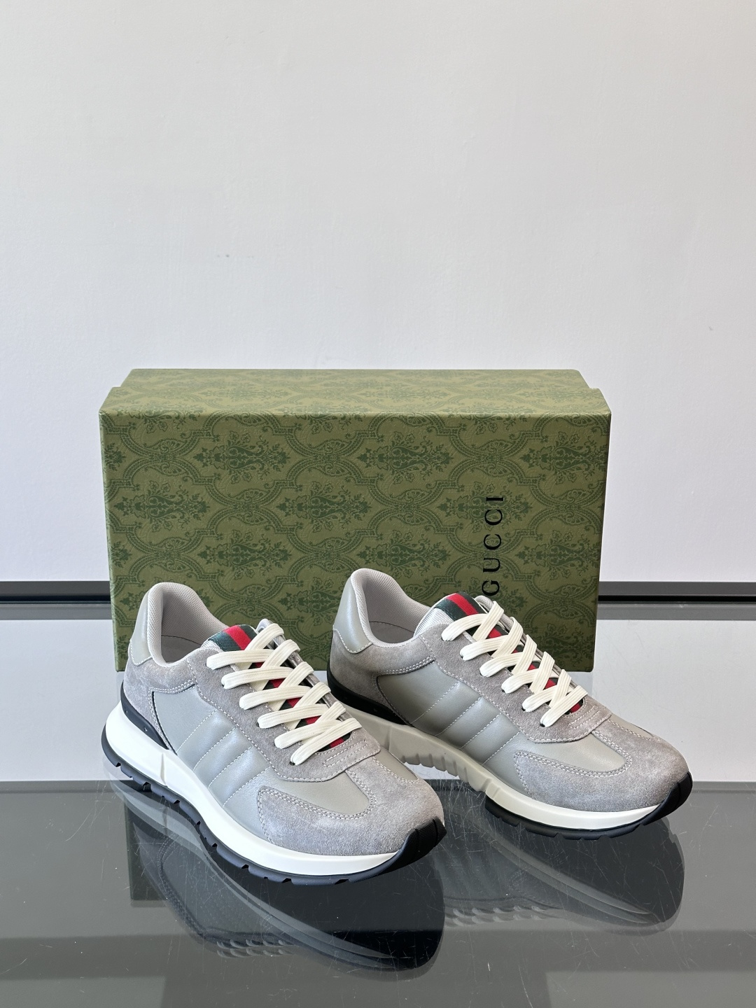 Gucci男士休闲鞋👟采用彩色拼接，点缀红色和绿色，复古又时髦！鞋面是牛皮革+织物，透气舒适，厚底设计有