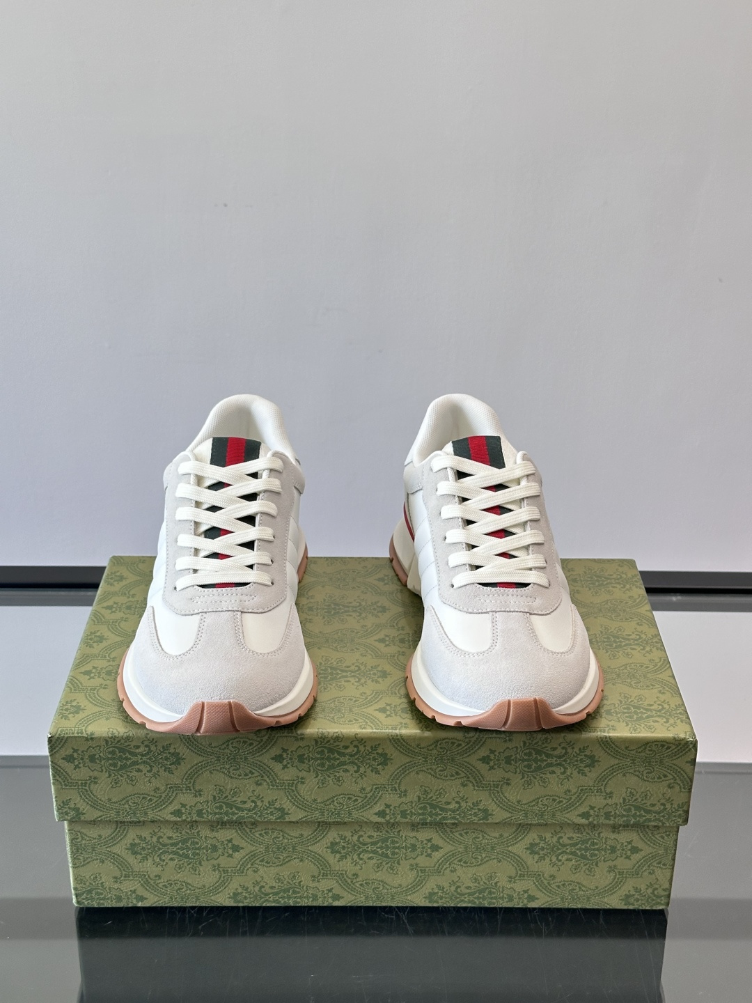 Gucci男士休闲鞋👟采用彩色拼接，点缀红色和绿色，复古又时髦！鞋面是牛皮革+织物，透气舒适，厚底设计有