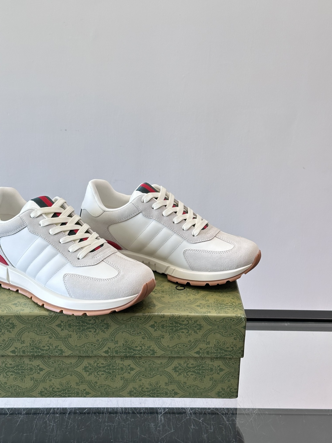 Gucci男士休闲鞋👟采用彩色拼接，点缀红色和绿色，复古又时髦！鞋面是牛皮革+织物，透气舒适，厚底设计有