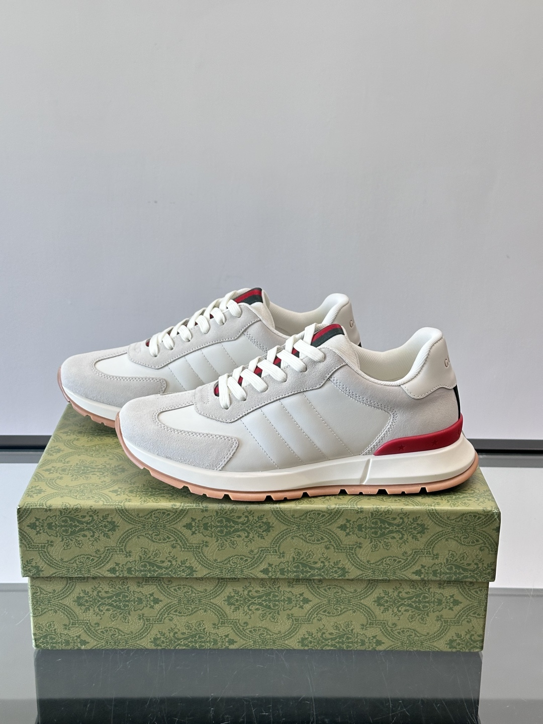 Gucci男士休闲鞋👟采用彩色拼接，点缀红色和绿色，复古又时髦！鞋面是牛皮革+织物，透气舒适，厚底设计有