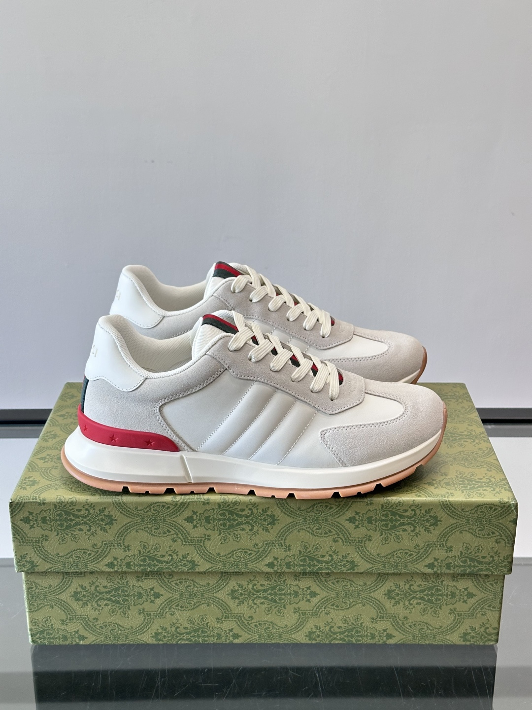 Gucci男士休闲鞋👟采用彩色拼接，点缀红色和绿色，复古又时髦！鞋面是牛皮革+织物，透气舒适，厚底设计有