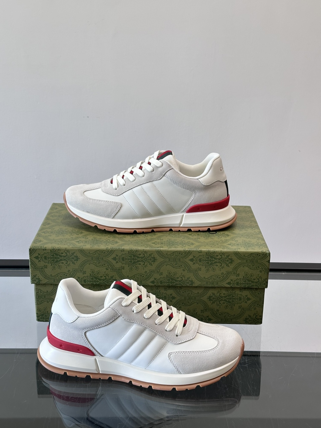 Gucci男士休闲鞋👟采用彩色拼接，点缀红色和绿色，复古又时髦！鞋面是牛皮革+织物，透气舒适，厚底设计有