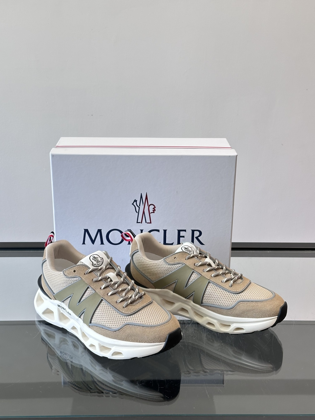 Moncler这款运动鞋采用撞色设计，鞋面网布➕牛皮革拼接，透气又有支撑力。侧面大“M”标志超有辨识度，