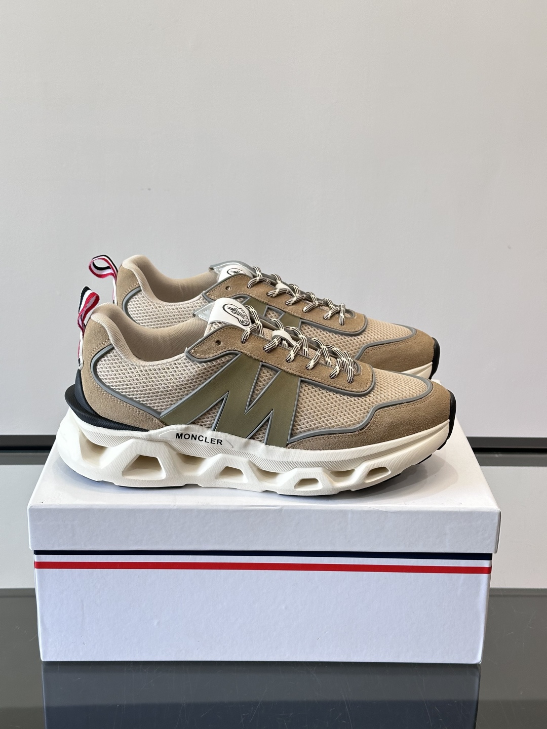 Moncler这款运动鞋采用撞色设计，鞋面网布➕牛皮革拼接，透气又有支撑力。侧面大“M”标志超有辨识度，