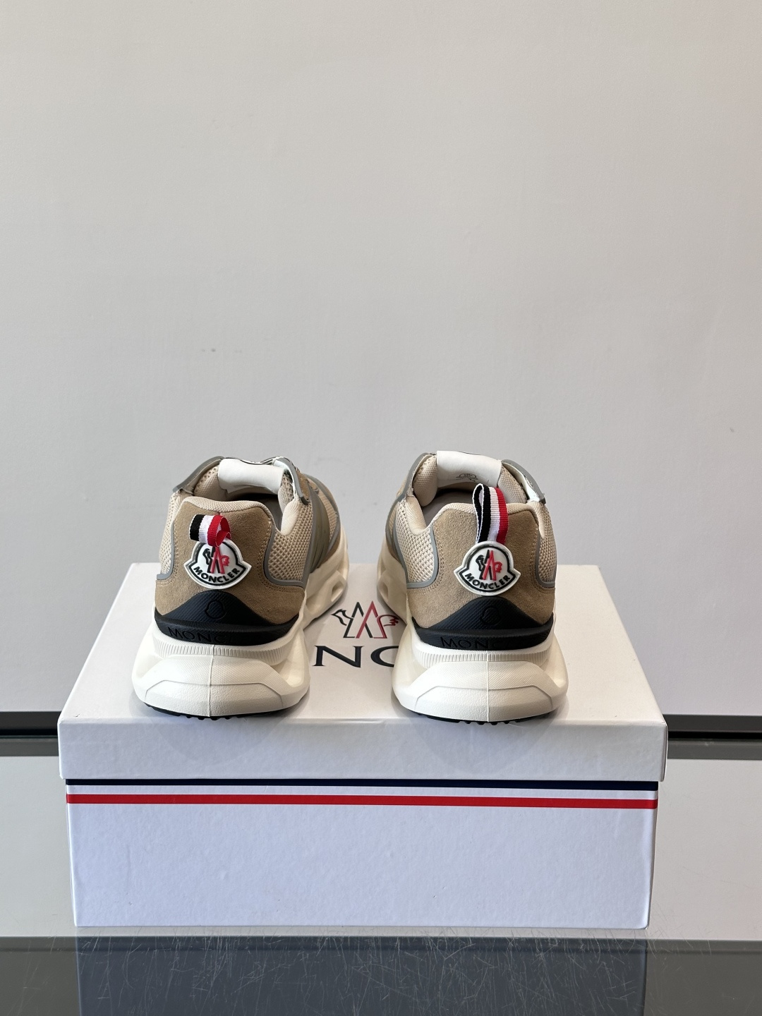 Moncler这款运动鞋采用撞色设计，鞋面网布➕牛皮革拼接，透气又有支撑力。侧面大“M”标志超有辨识度，