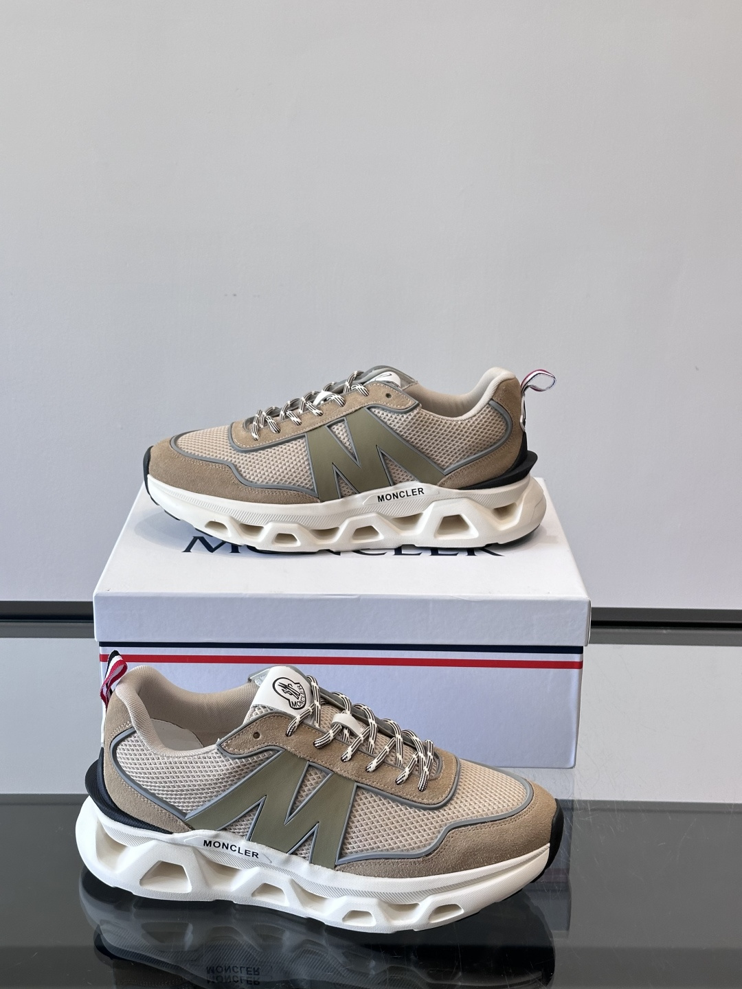 Moncler这款运动鞋采用撞色设计，鞋面网布➕牛皮革拼接，透气又有支撑力。侧面大“M”标志超有辨识度，