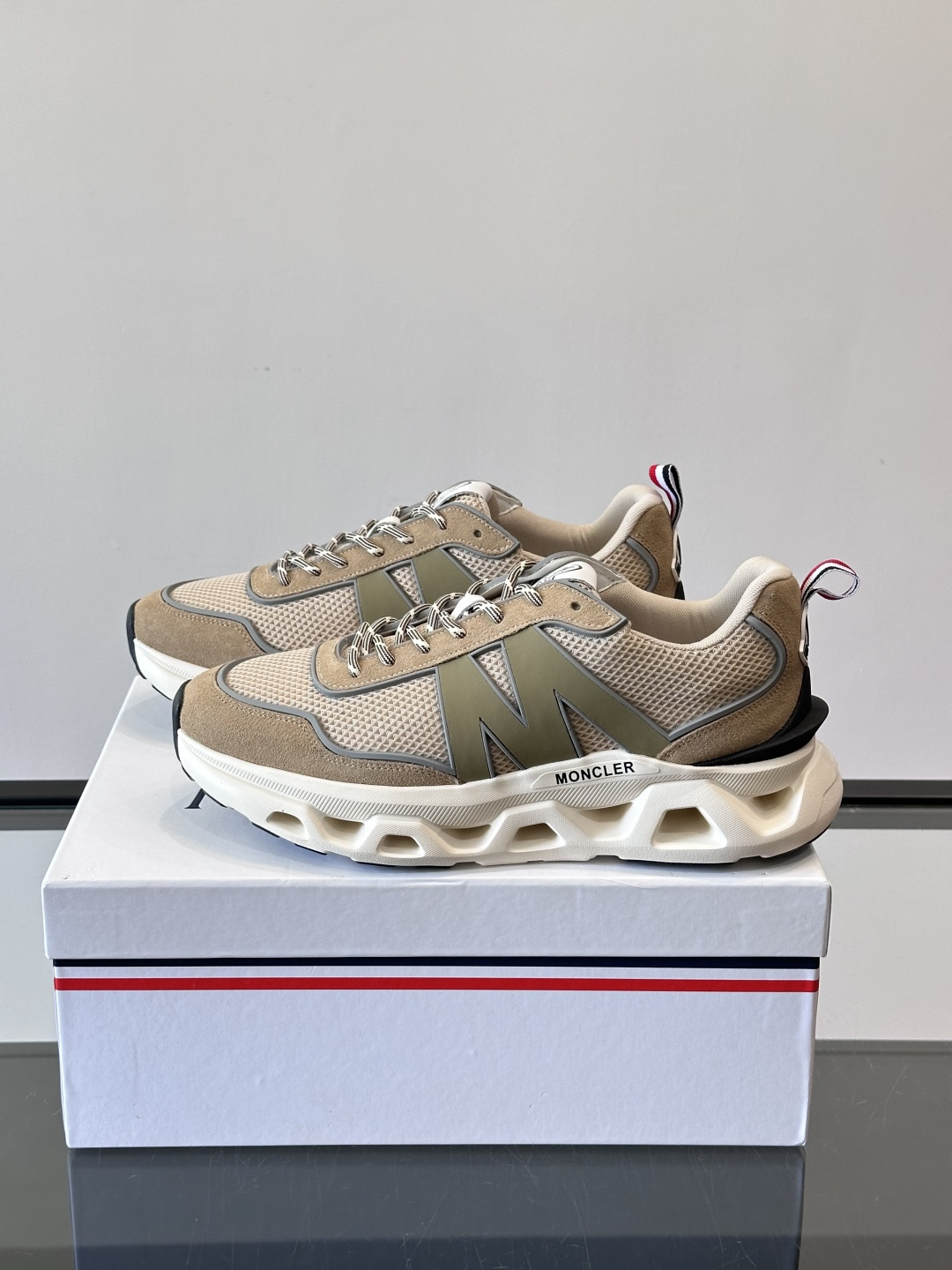 Moncler这款运动鞋采用撞色设计，鞋面网布➕牛皮革拼接，透气又有支撑力。侧面大“M”标志超有辨识度，