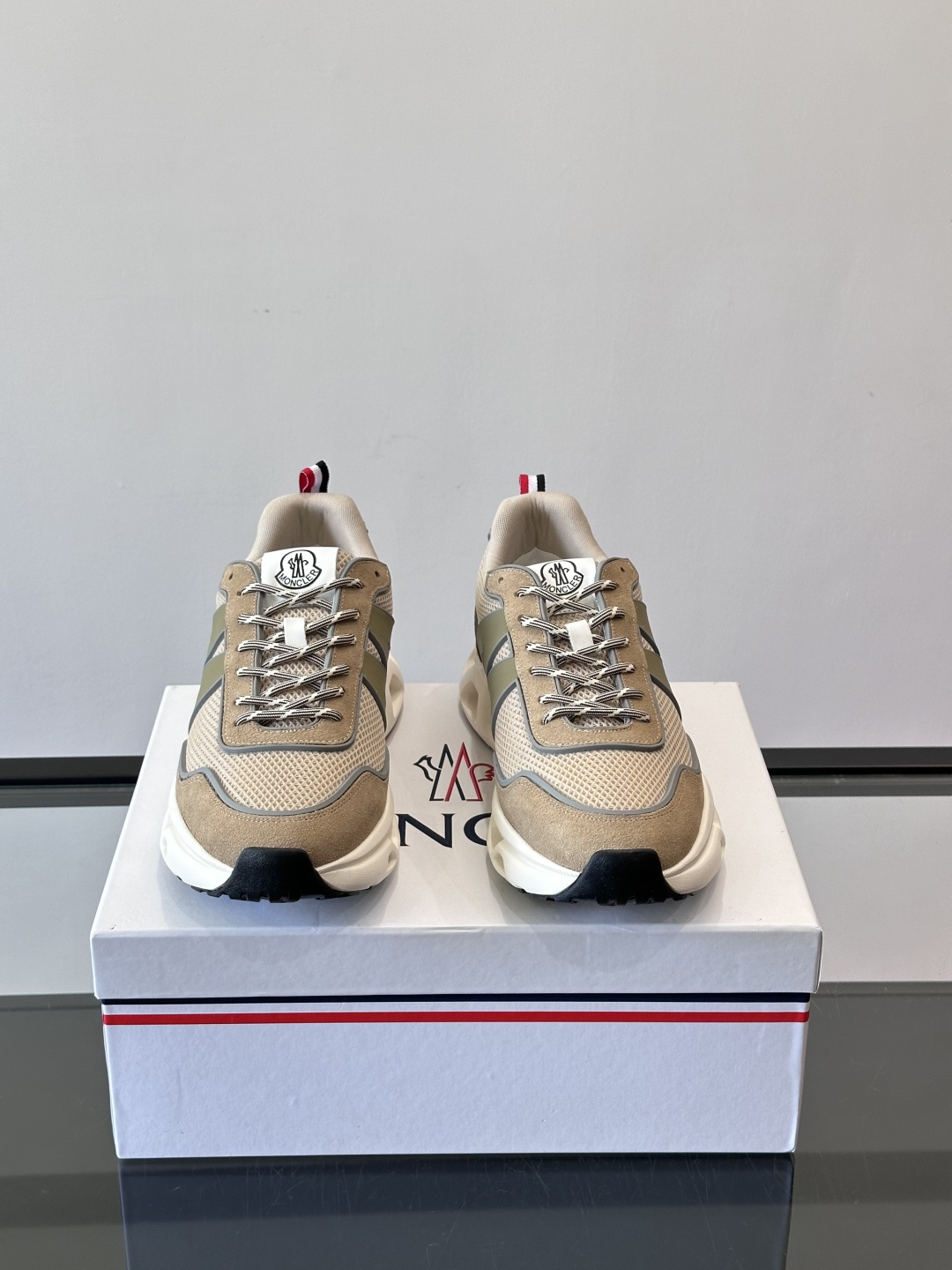 Moncler这款运动鞋采用撞色设计，鞋面网布➕牛皮革拼接，透气又有支撑力。侧面大“M”标志超有辨识度，