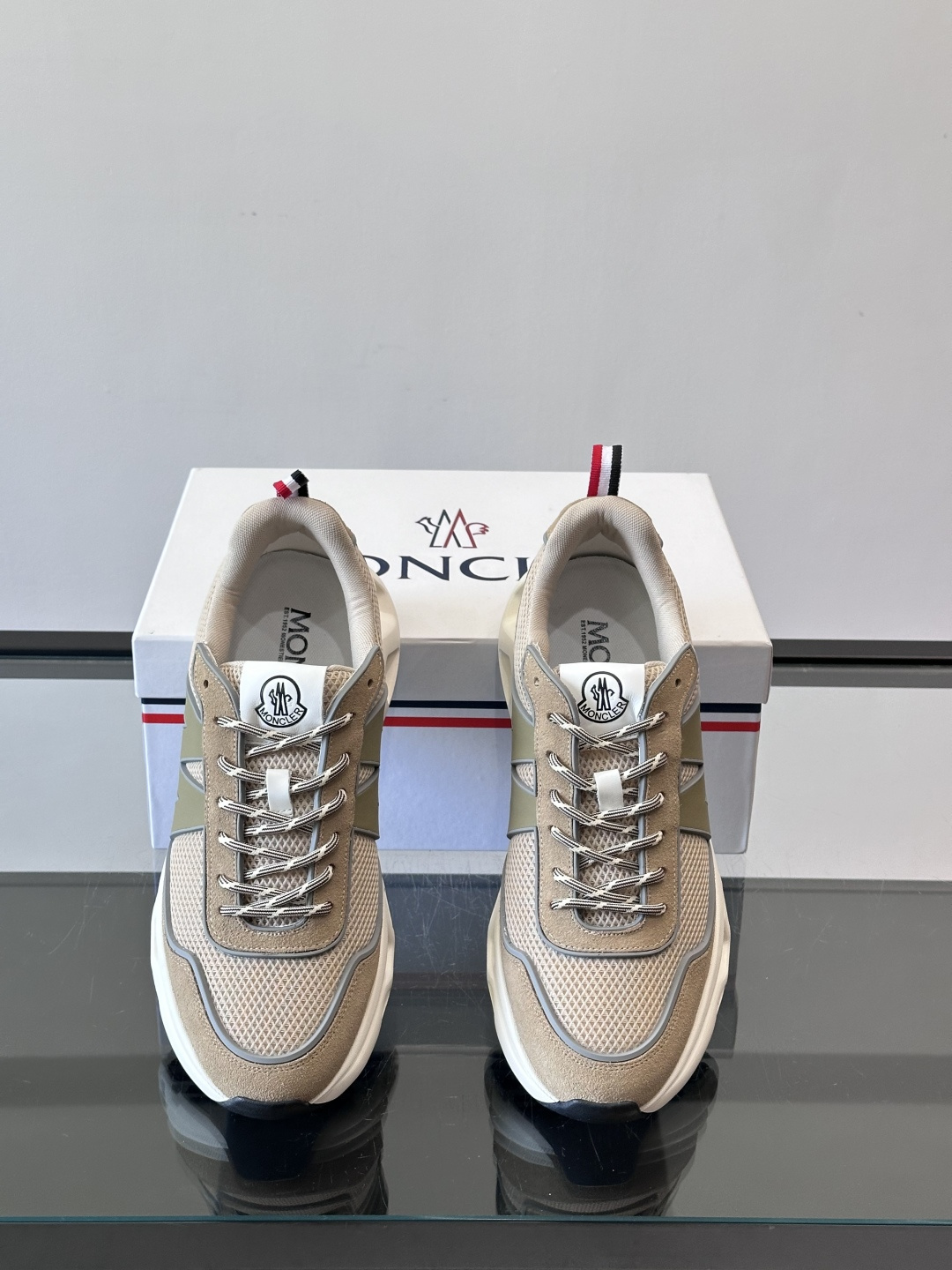 Moncler这款运动鞋采用撞色设计，鞋面网布➕牛皮革拼接，透气又有支撑力。侧面大“M”标志超有辨识度，
