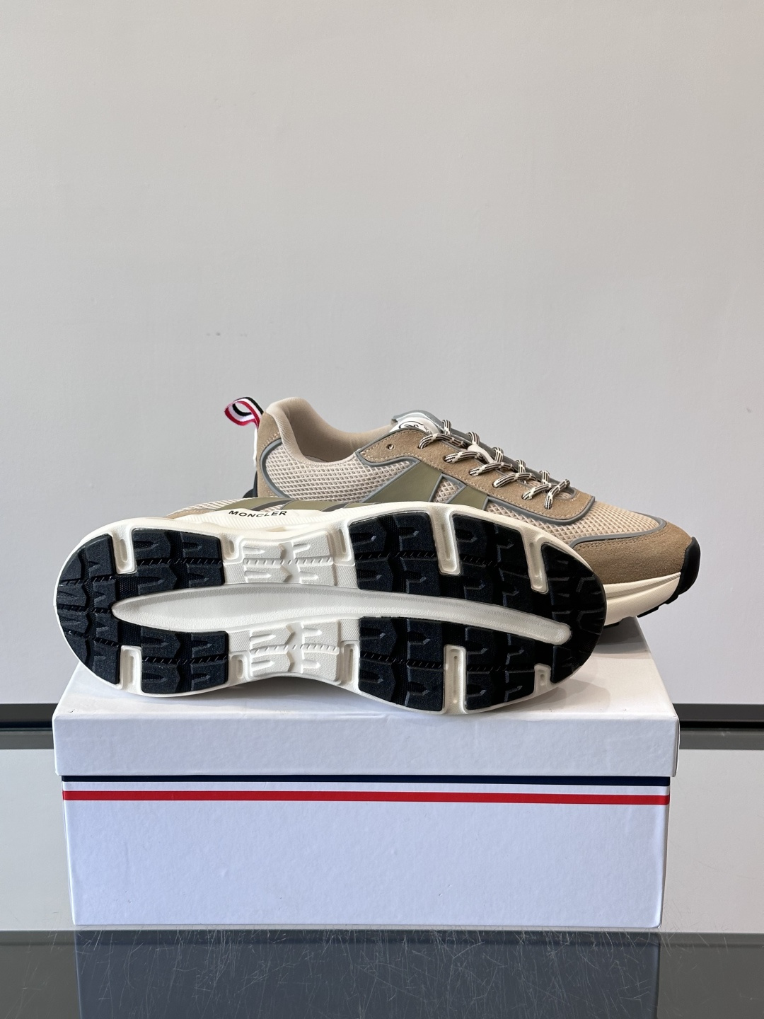 Moncler这款运动鞋采用撞色设计，鞋面网布➕牛皮革拼接，透气又有支撑力。侧面大“M”标志超有辨识度，