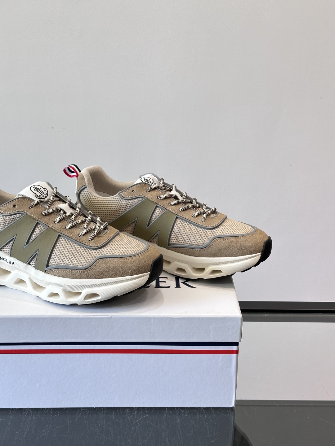Moncler这款运动鞋采用撞色设计，鞋面网布➕牛皮革拼接，透气又有支撑力。侧面大“M”标志超有辨识度，