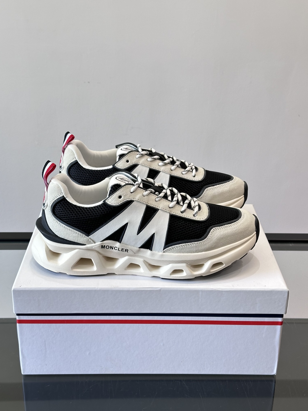 Moncler这款运动鞋采用撞色设计，鞋面网布➕牛皮革拼接，透气又有支撑力。侧面大“M”标志超有辨识度，