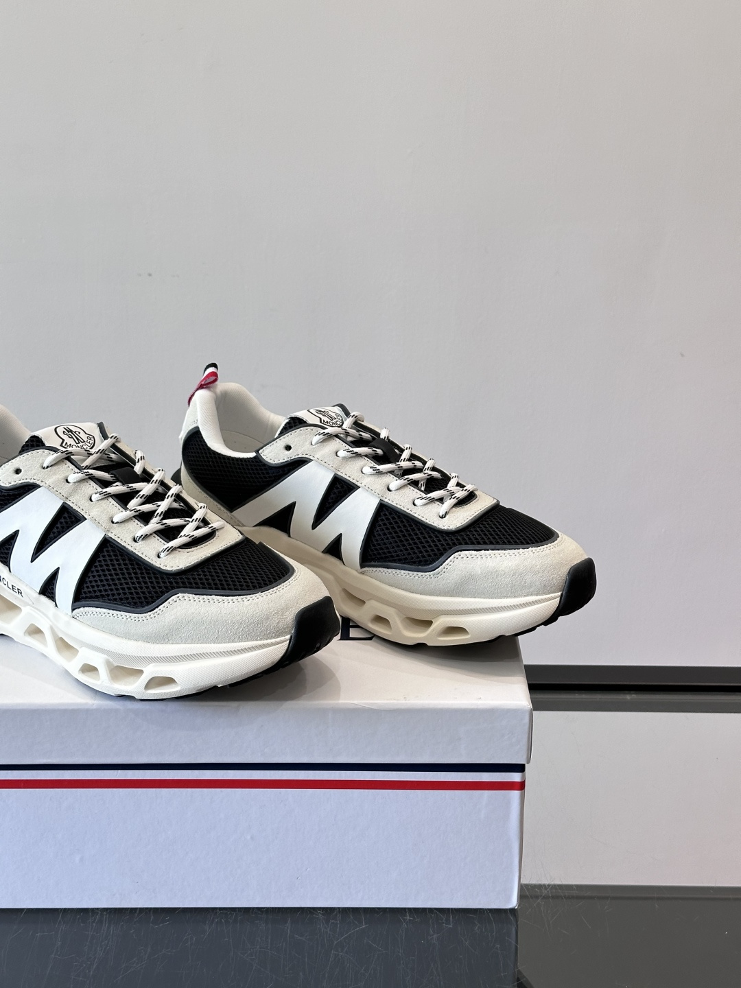 Moncler这款运动鞋采用撞色设计，鞋面网布➕牛皮革拼接，透气又有支撑力。侧面大“M”标志超有辨识度，