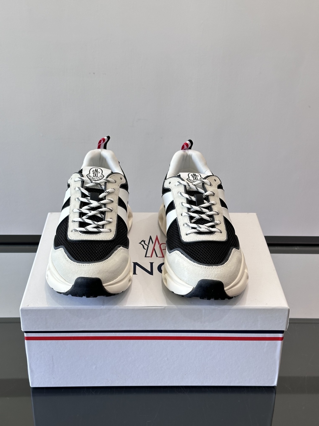 Moncler这款运动鞋采用撞色设计，鞋面网布➕牛皮革拼接，透气又有支撑力。侧面大“M”标志超有辨识度，