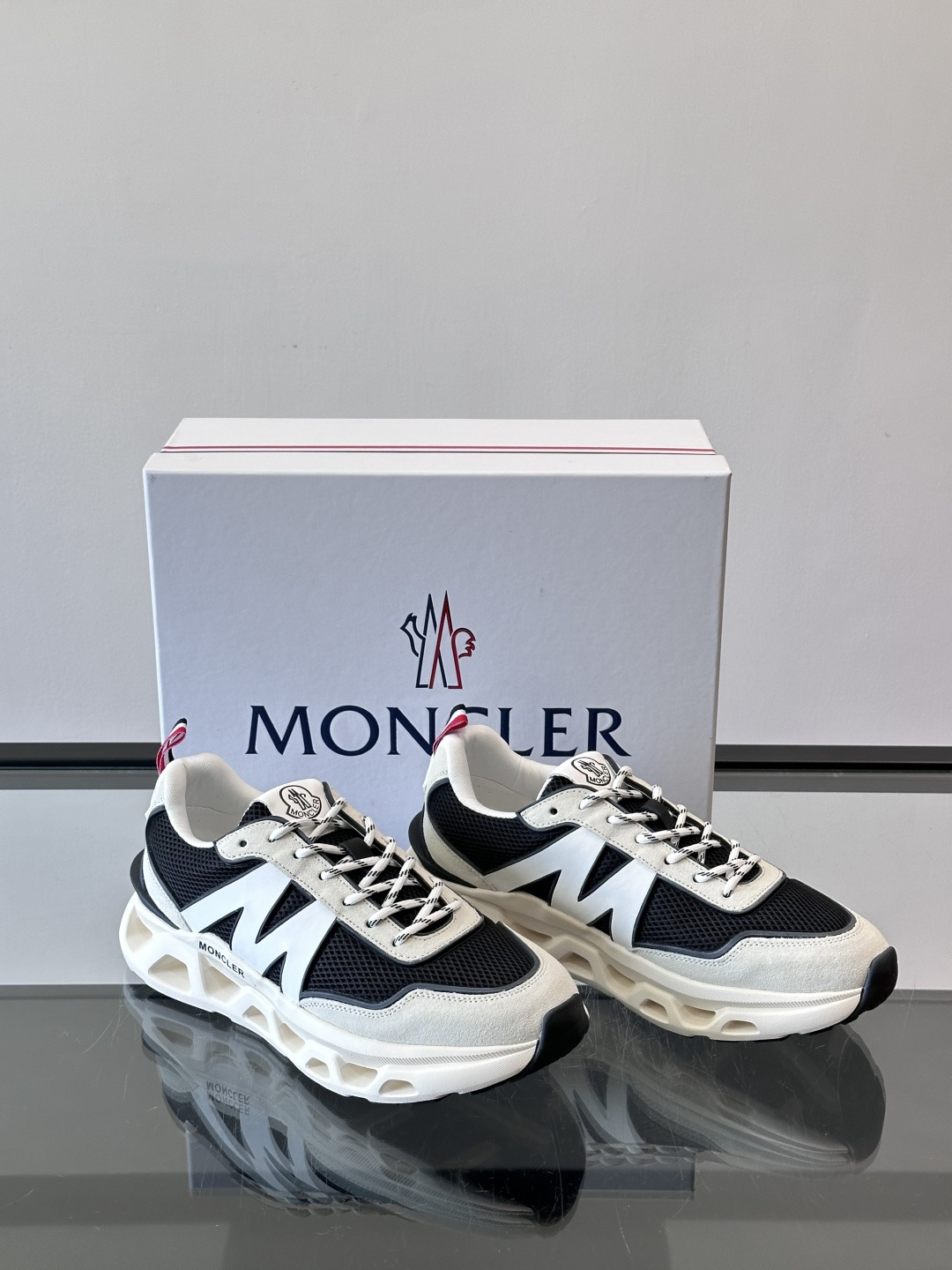 Moncler这款运动鞋采用撞色设计，鞋面网布➕牛皮革拼接，透气又有支撑力。侧面大“M”标志超有辨识度，