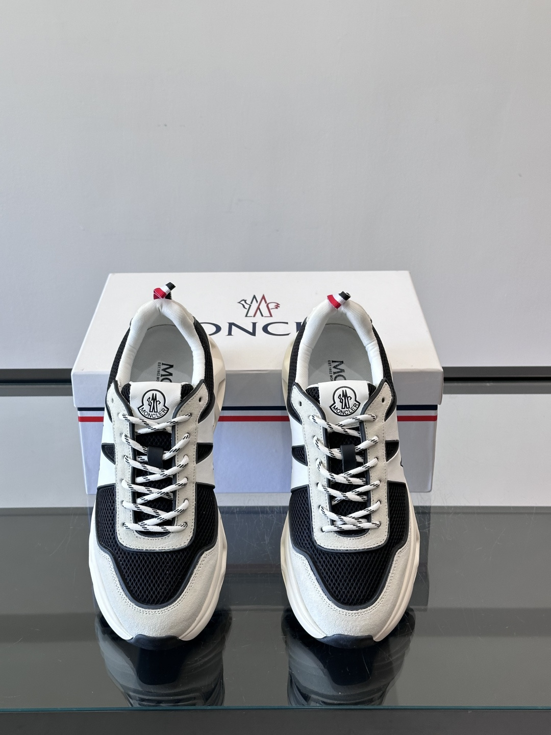 Moncler这款运动鞋采用撞色设计，鞋面网布➕牛皮革拼接，透气又有支撑力。侧面大“M”标志超有辨识度，