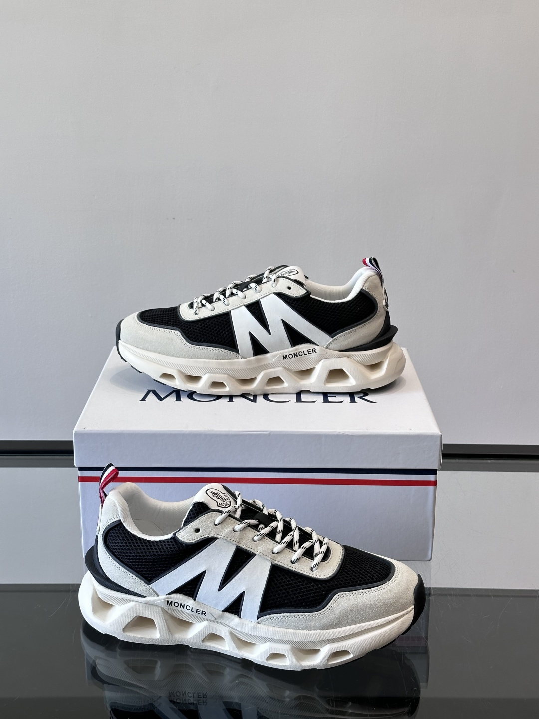 Moncler这款运动鞋采用撞色设计，鞋面网布➕牛皮革拼接，透气又有支撑力。侧面大“M”标志超有辨识度，