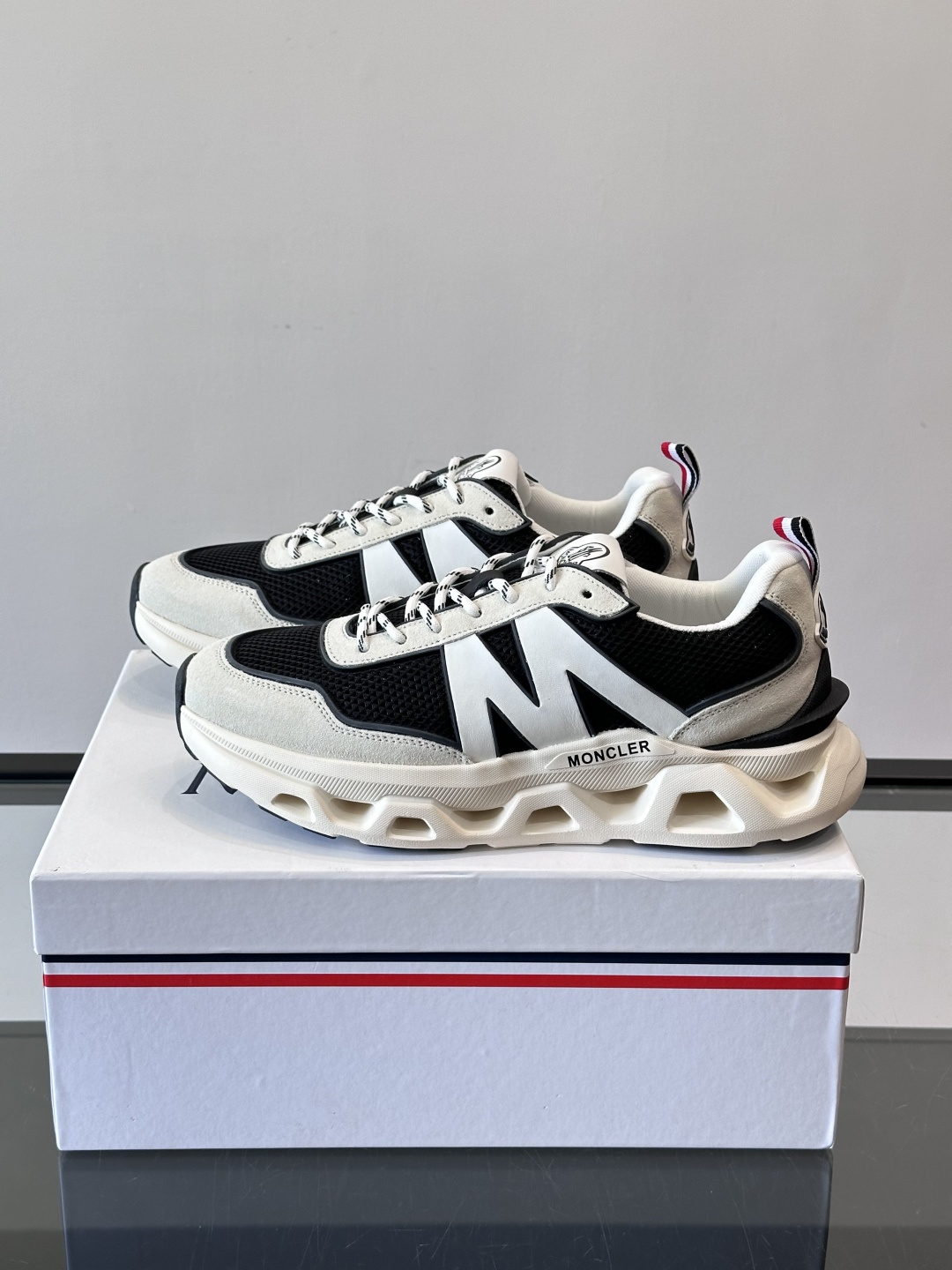 Moncler这款运动鞋采用撞色设计，鞋面网布➕牛皮革拼接，透气又有支撑力。侧面大“M”标志超有辨识度，